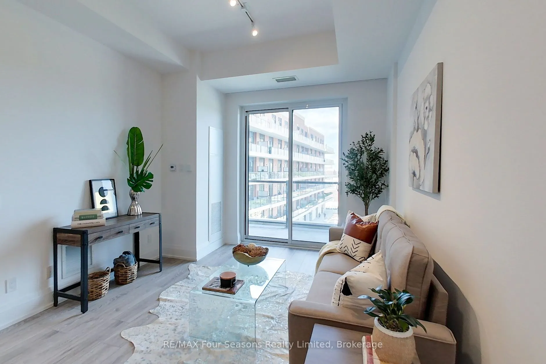 1 HUME Street, #402