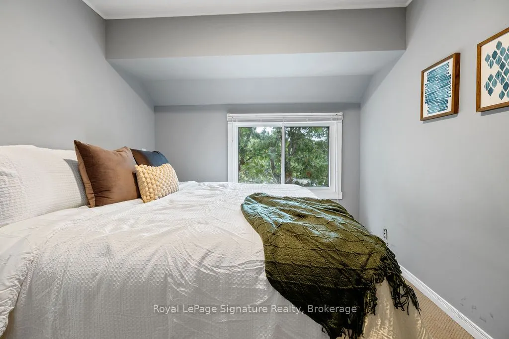 124 ESCARPMENT Crescent, #2