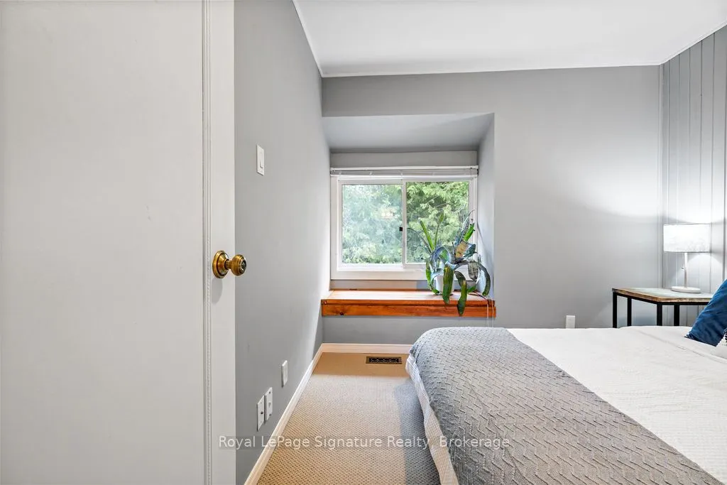 124 ESCARPMENT Crescent, #2