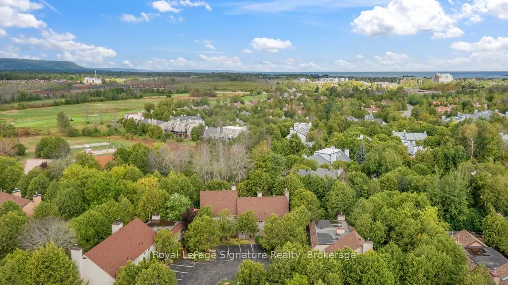 124 ESCARPMENT Crescent, #2
