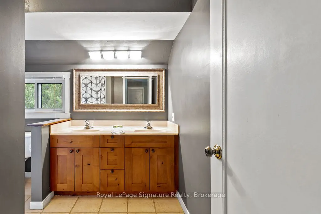 124 ESCARPMENT Crescent, #2