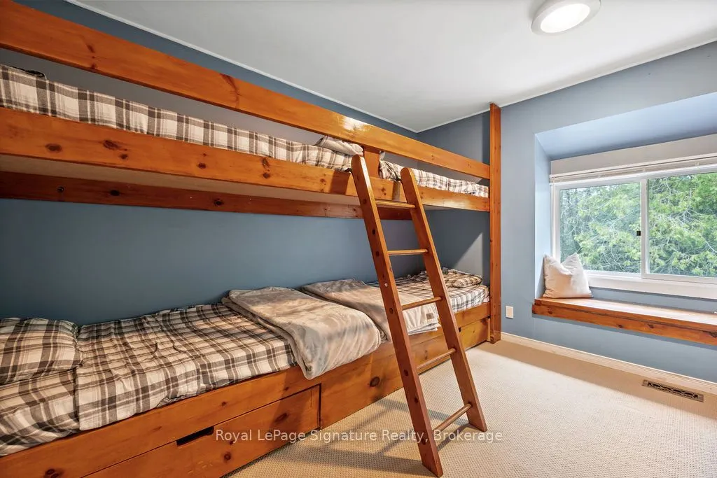124 ESCARPMENT Crescent, #2