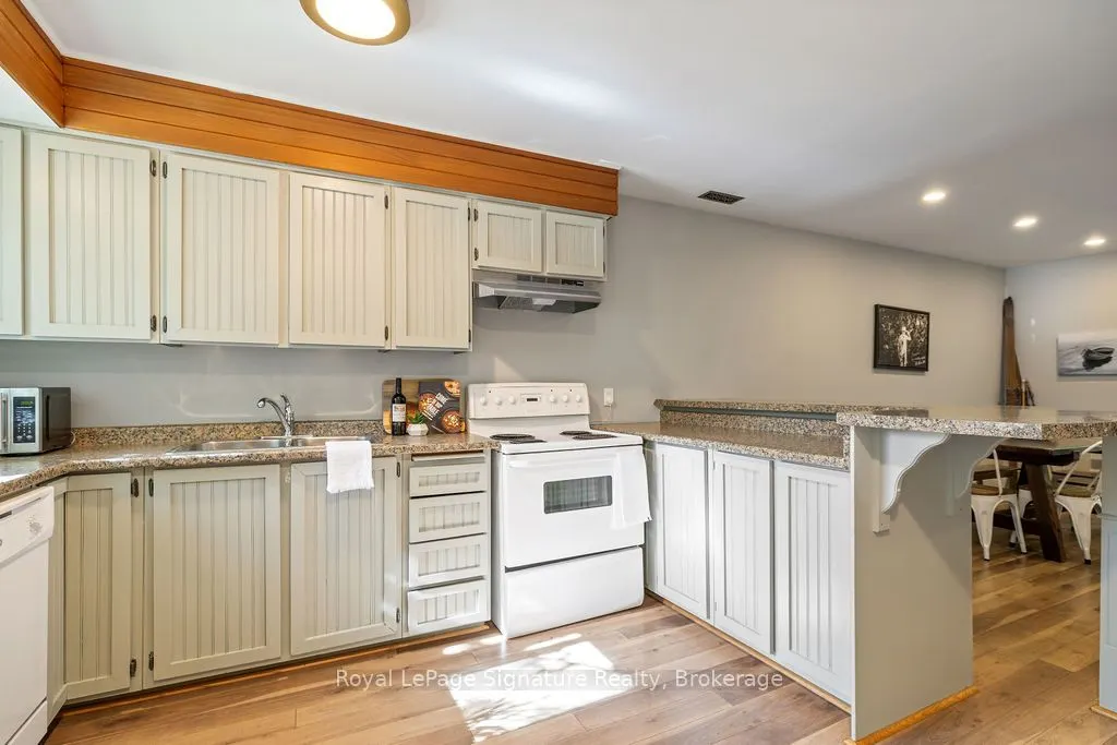 124 ESCARPMENT Crescent, #2