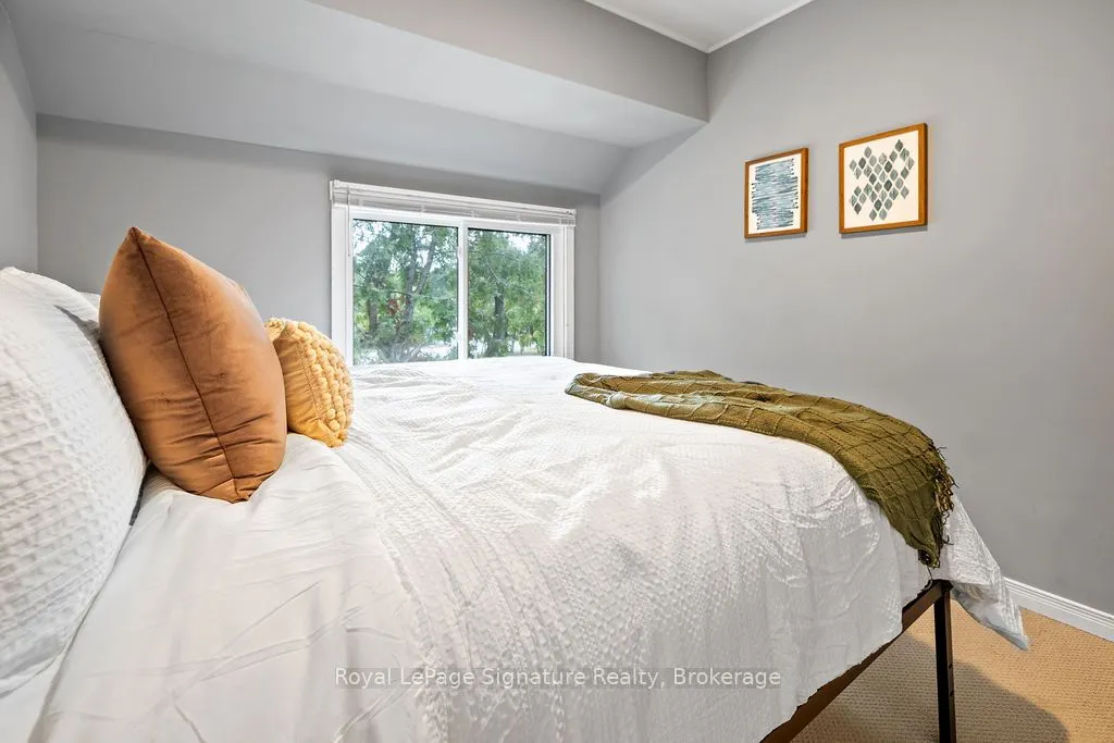 124 ESCARPMENT Crescent, #2