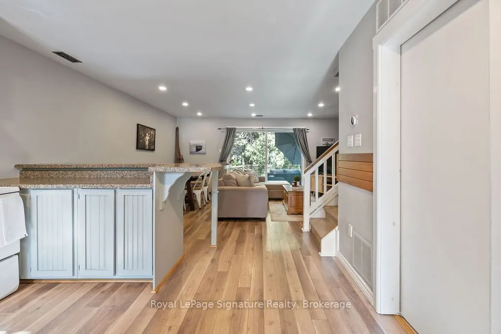 124 ESCARPMENT Crescent, #2