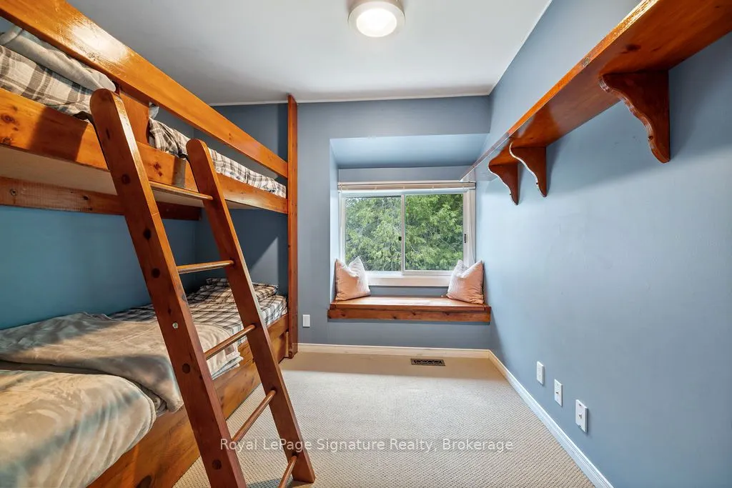 124 ESCARPMENT Crescent, #2