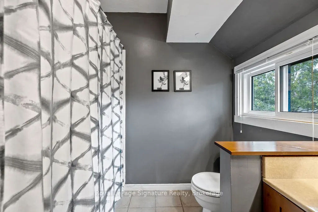 124 ESCARPMENT Crescent, #2