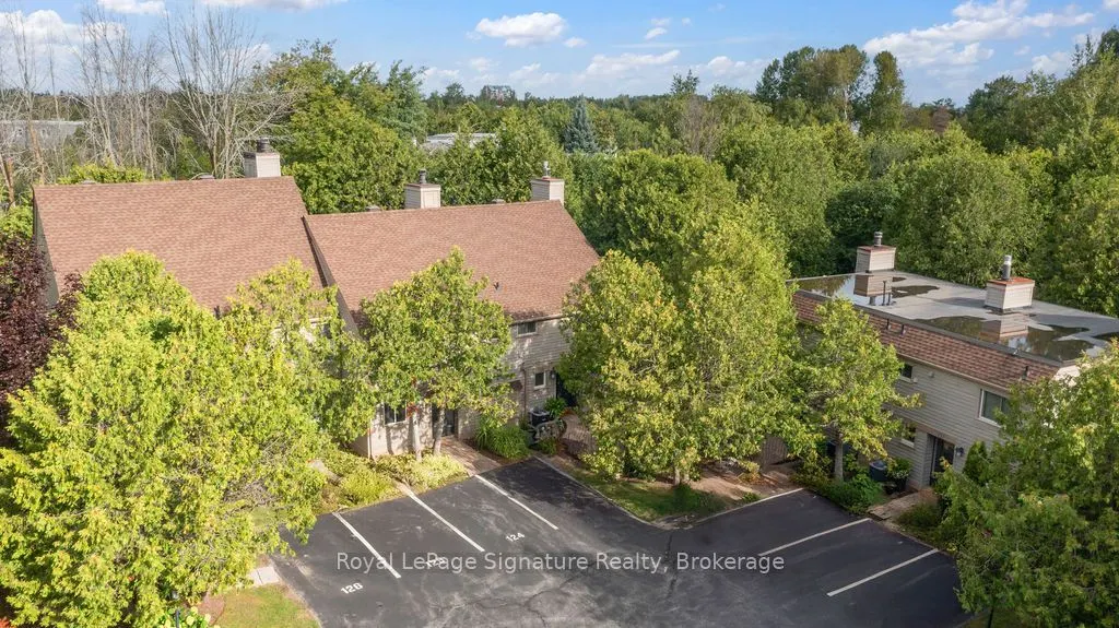 124 ESCARPMENT Crescent, #2