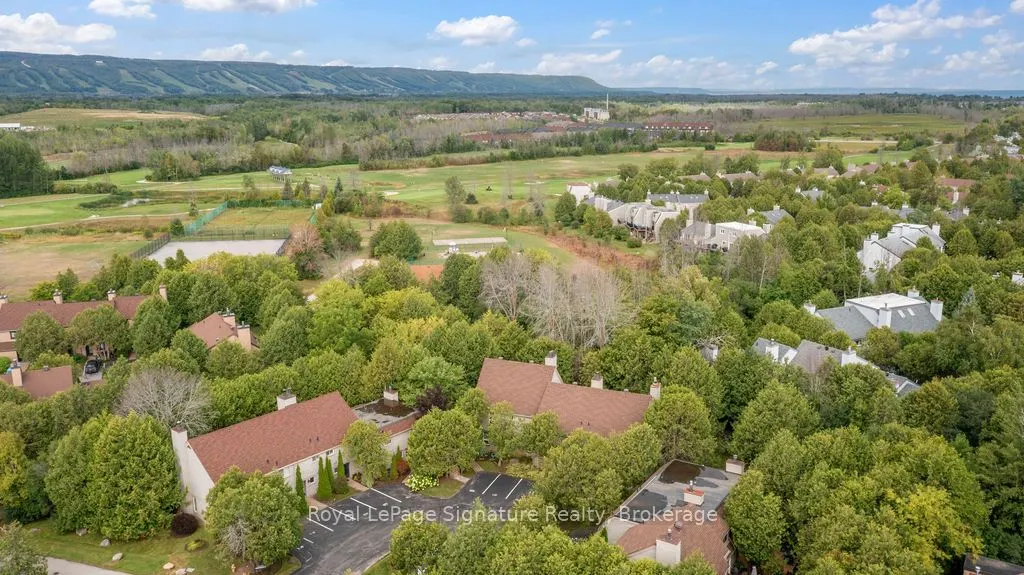 124 ESCARPMENT Crescent, #2