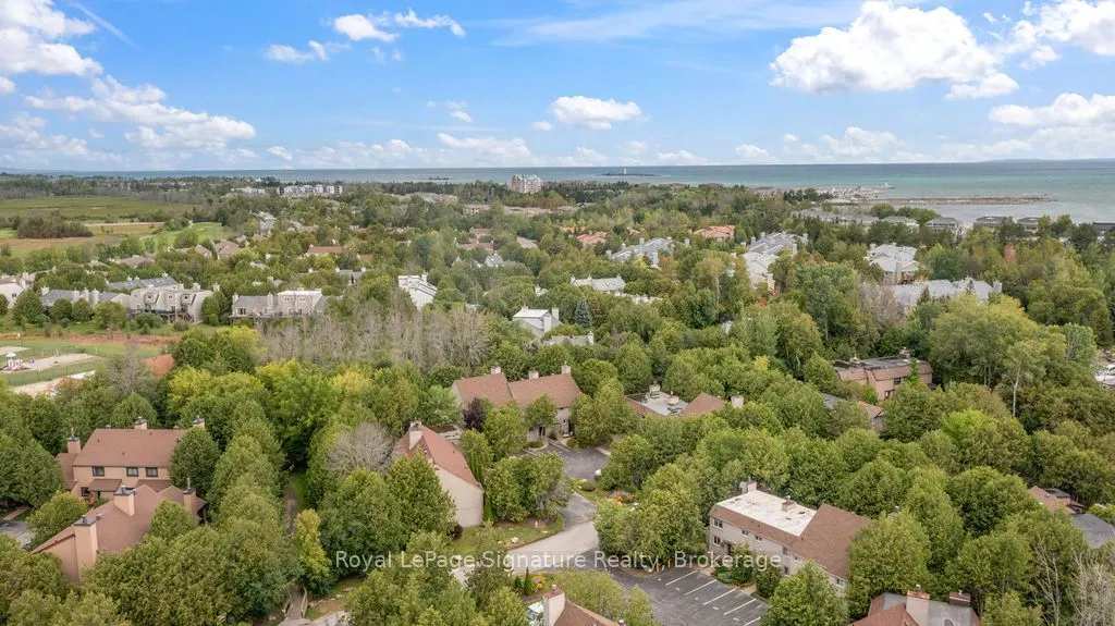 124 ESCARPMENT Crescent, #2