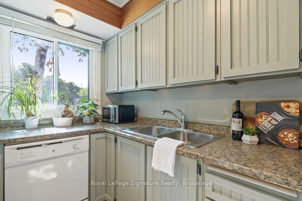 124 ESCARPMENT Crescent, #2