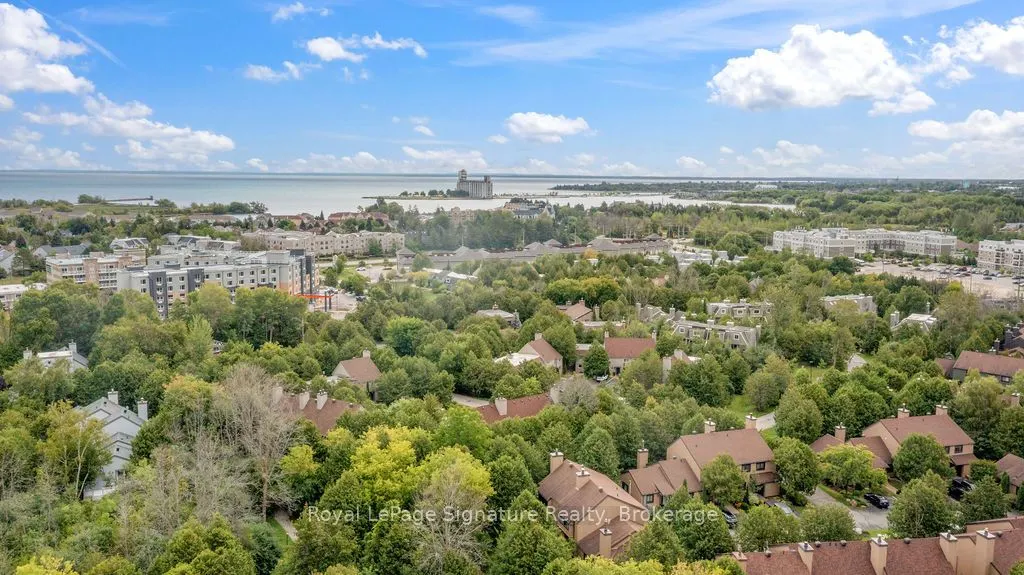 124 ESCARPMENT Crescent, #2