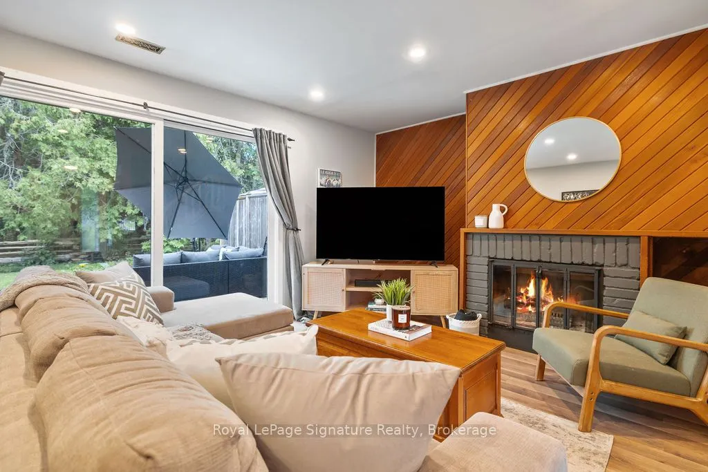 124 ESCARPMENT Crescent, #2