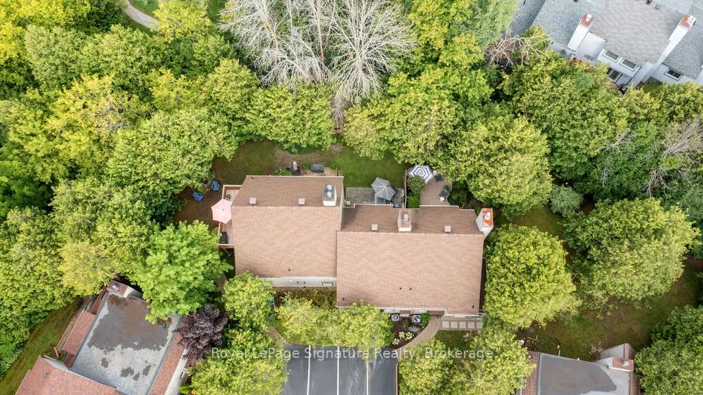 124 ESCARPMENT Crescent, #2
