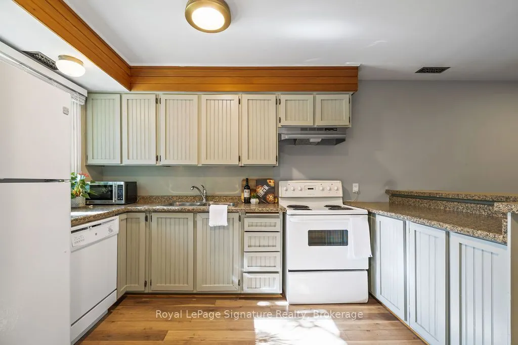 124 ESCARPMENT Crescent, #2