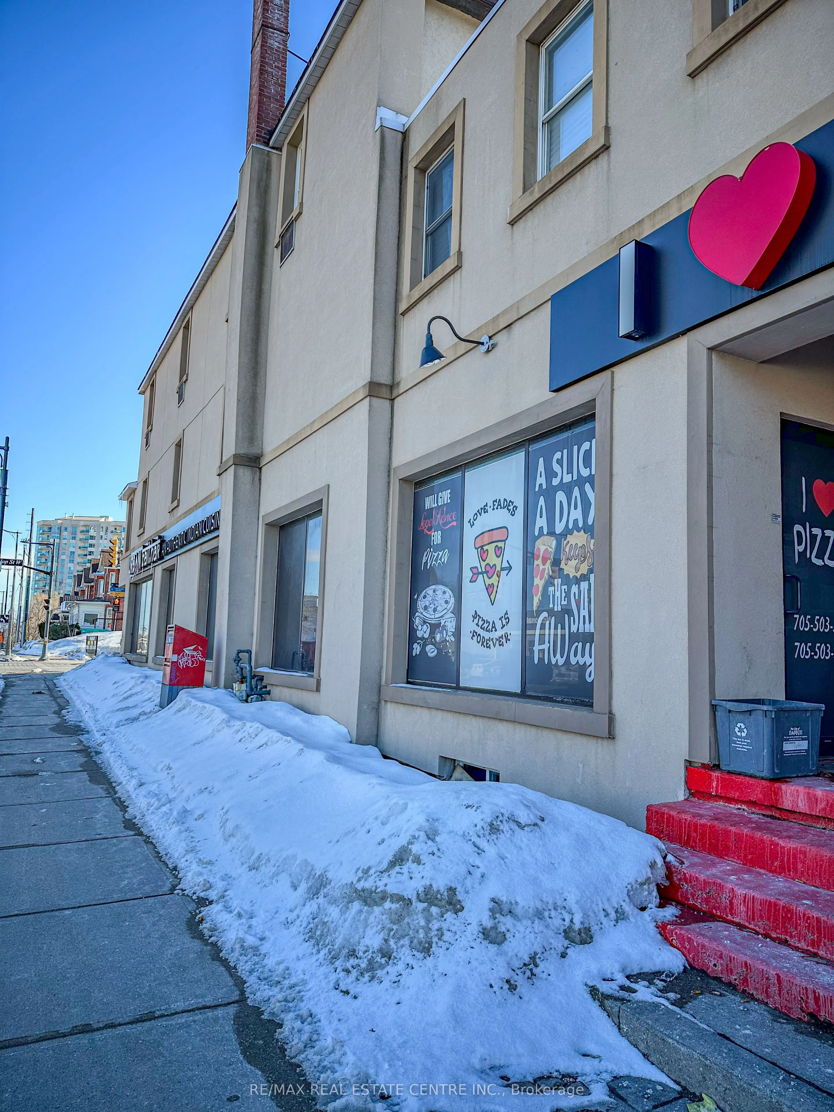 94 Dunlop Street W