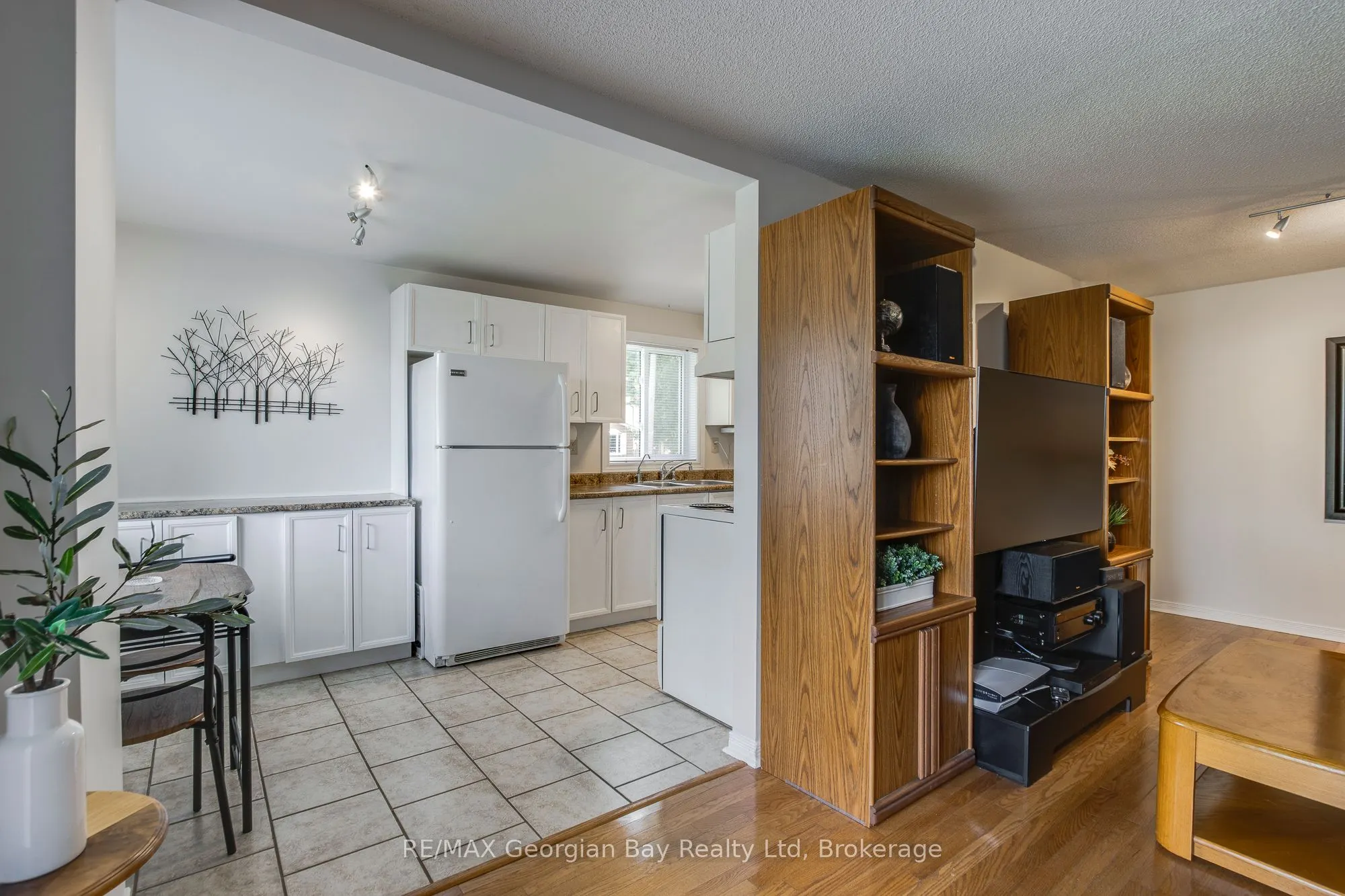 328 Rose Crescent