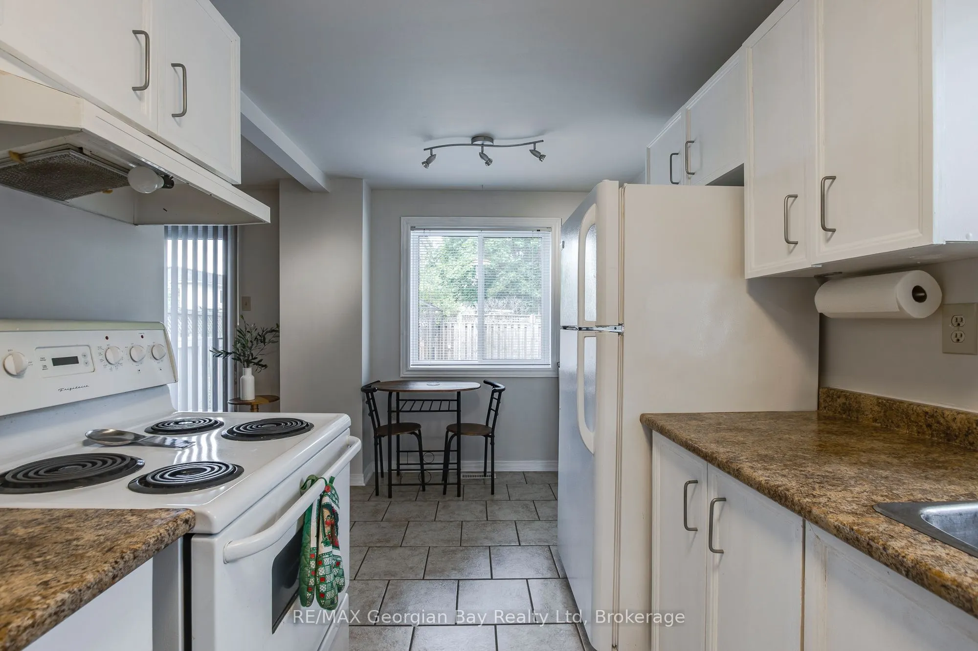 328 Rose Crescent