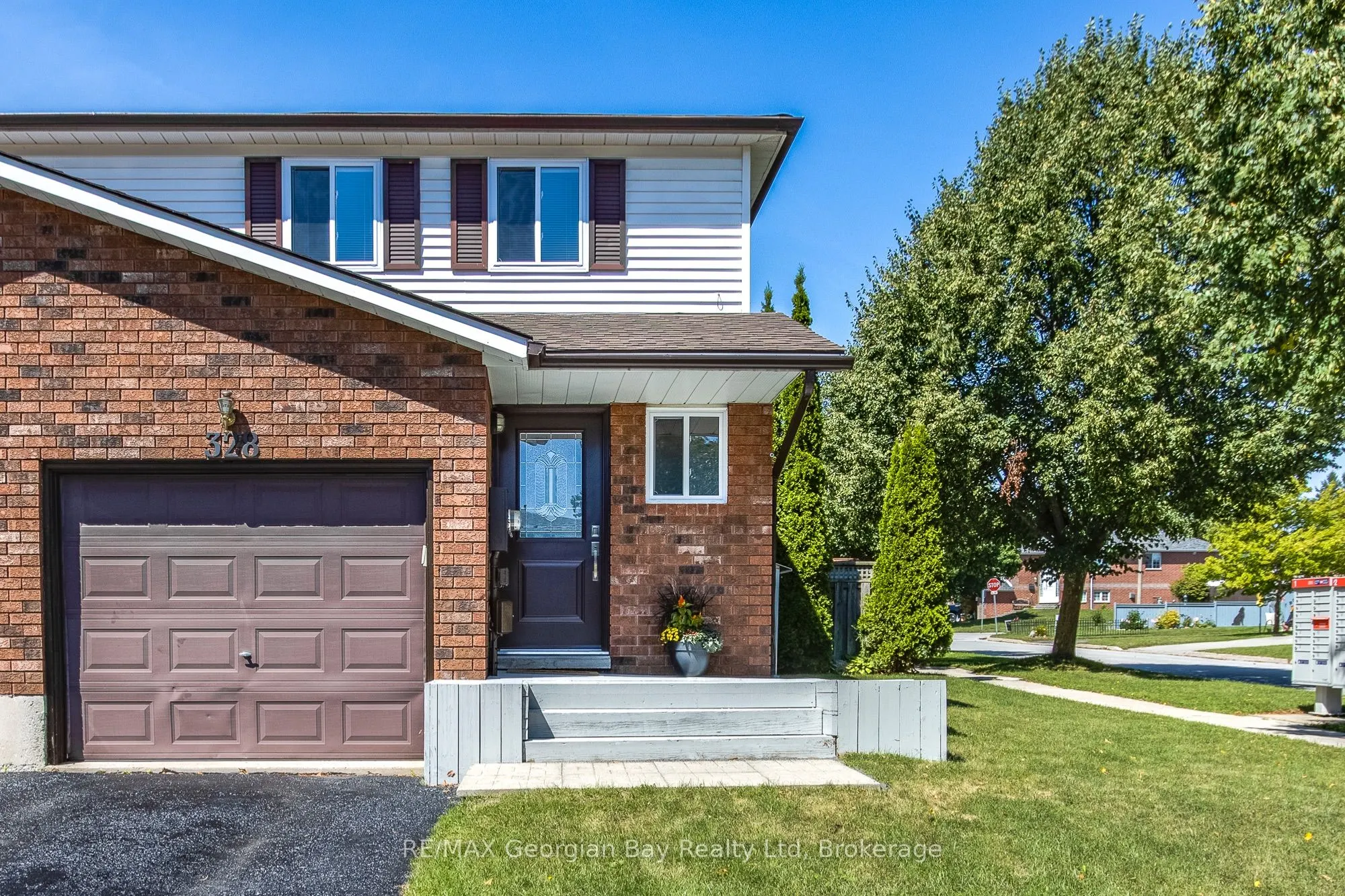 328 Rose Crescent
