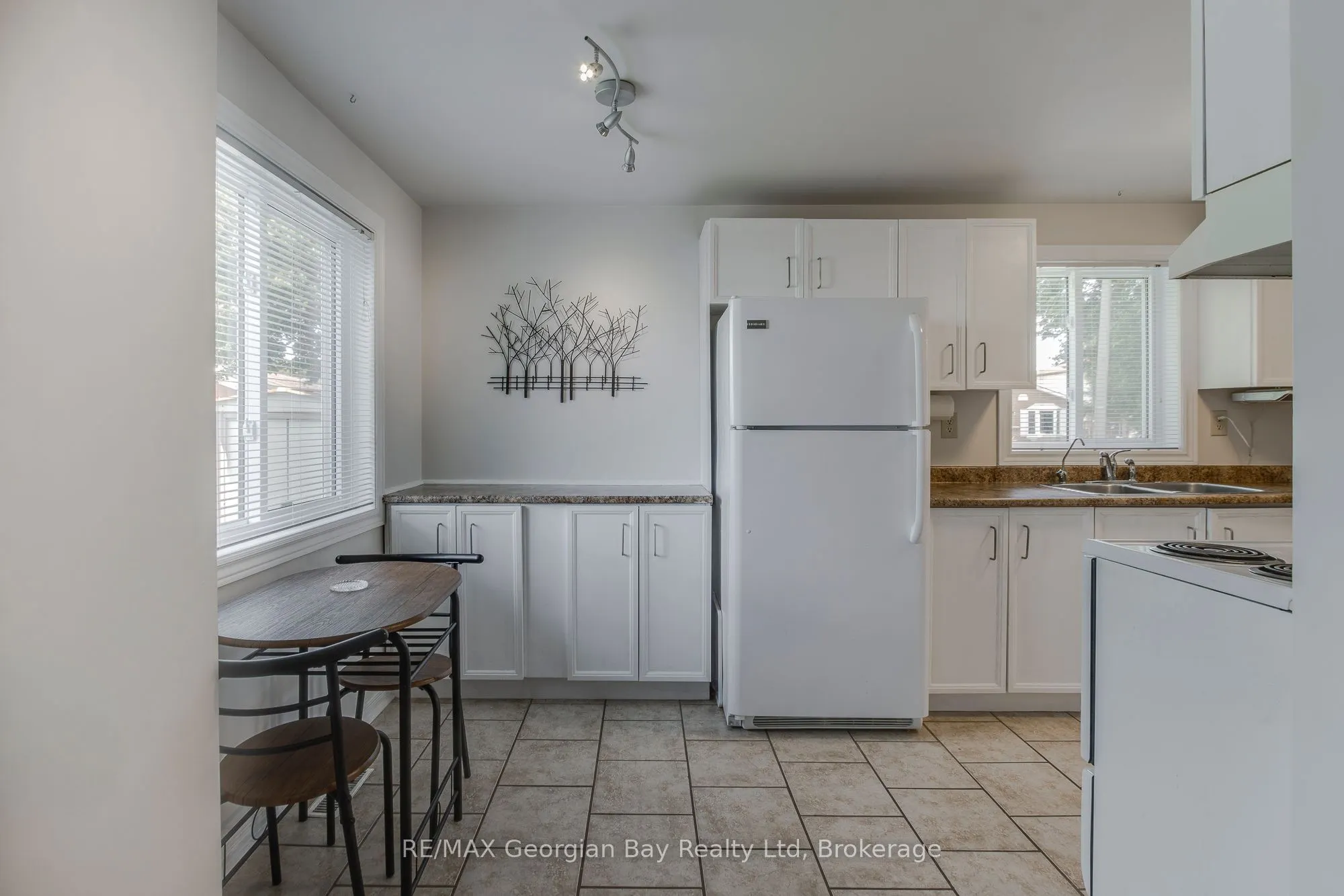 328 Rose Crescent