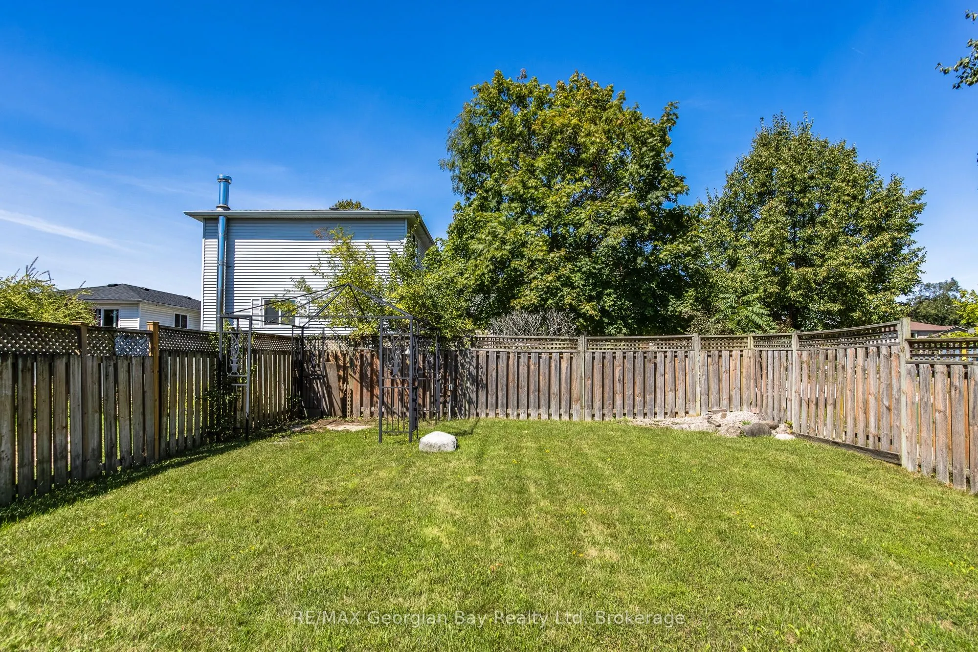 328 Rose Crescent