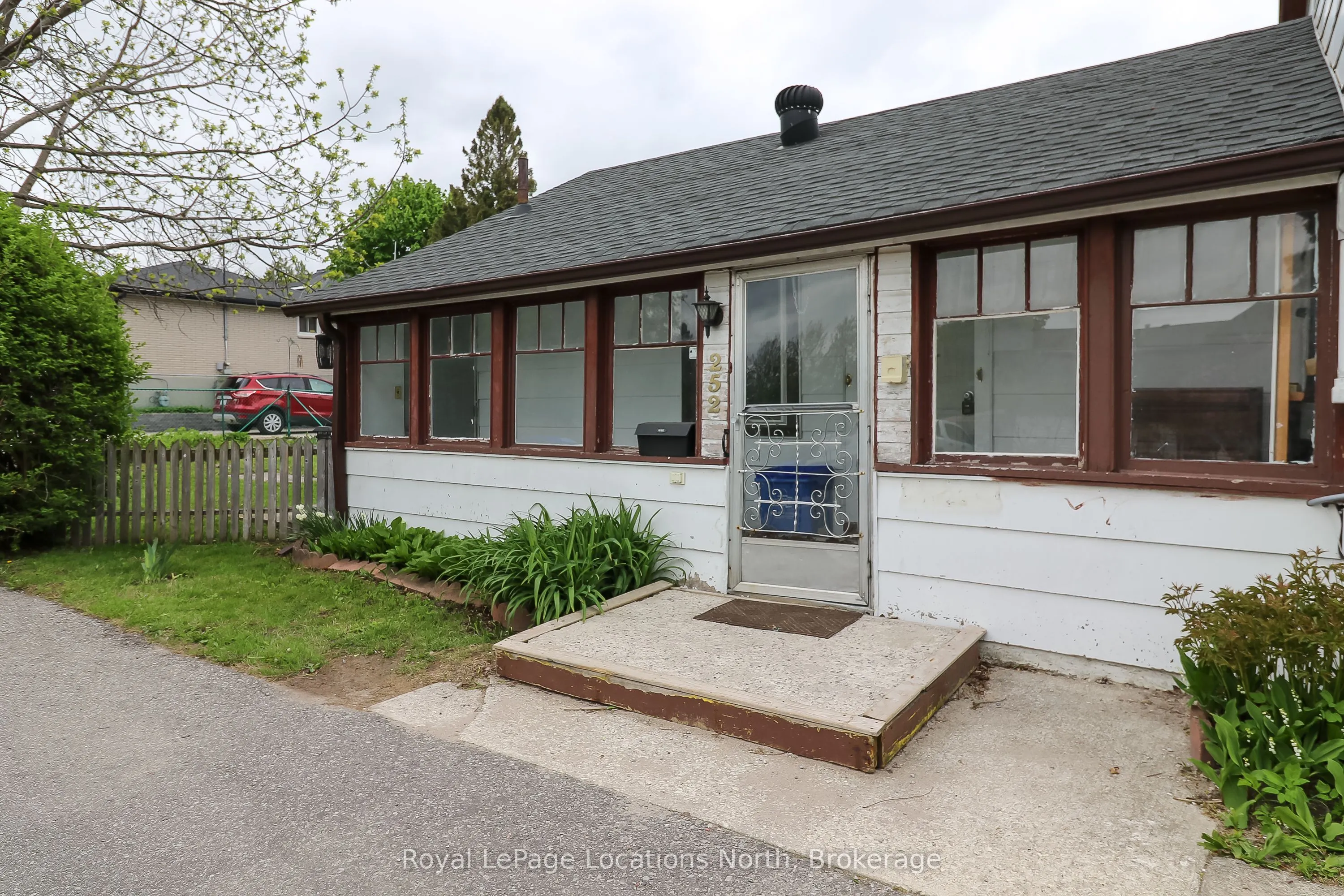252 Simcoe Street