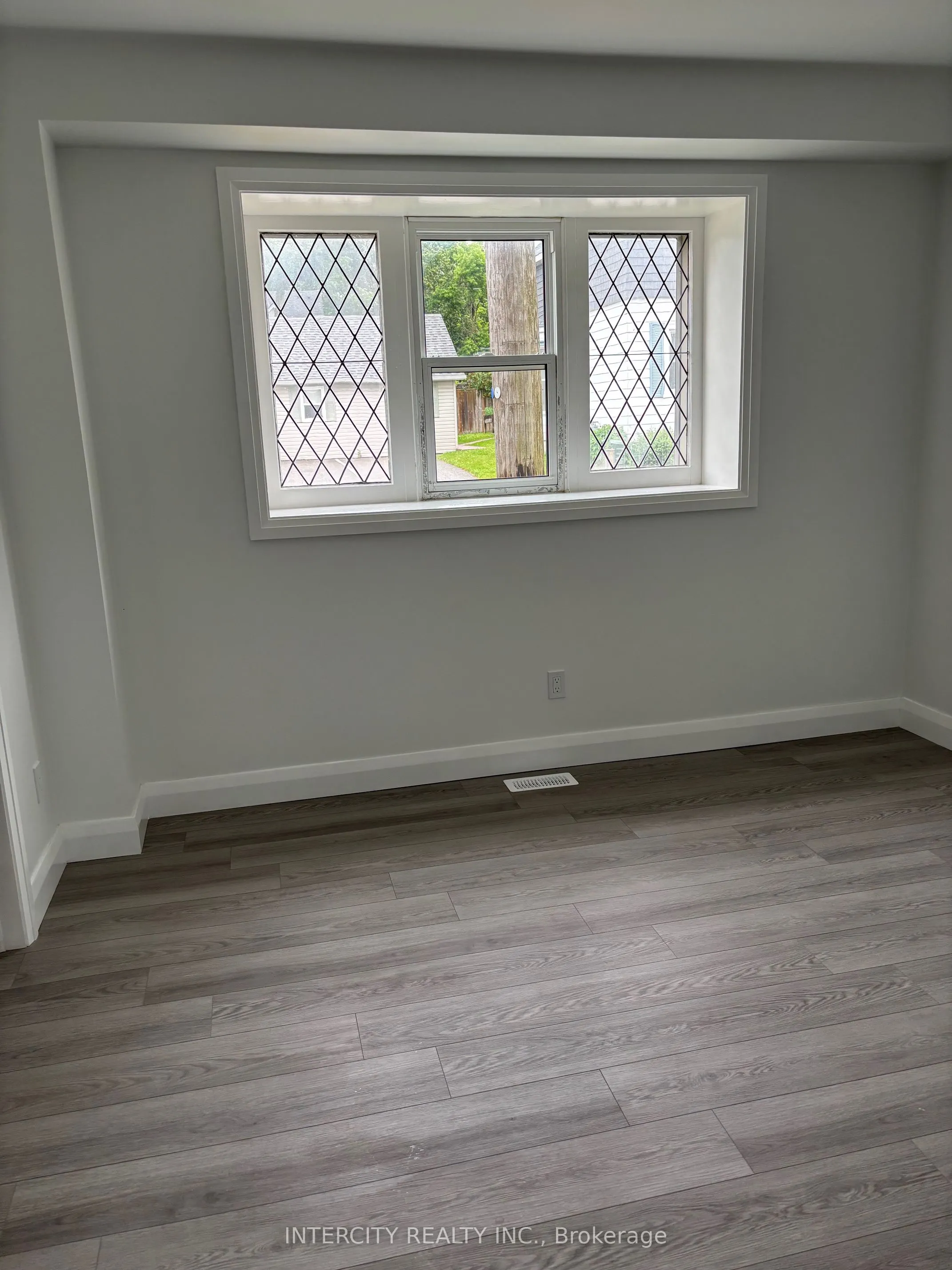 90 Coldwater Road W