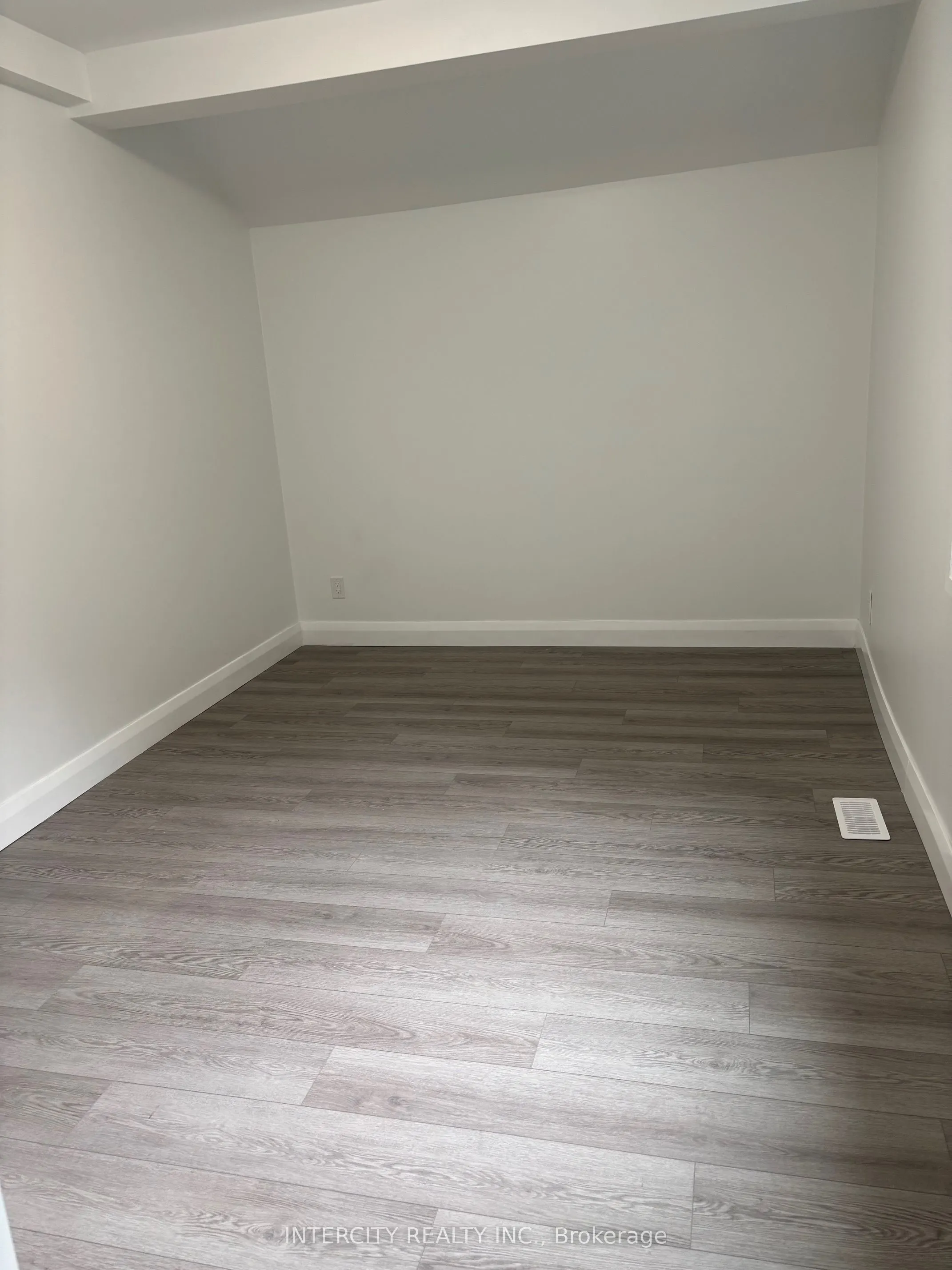 90 Coldwater Road W