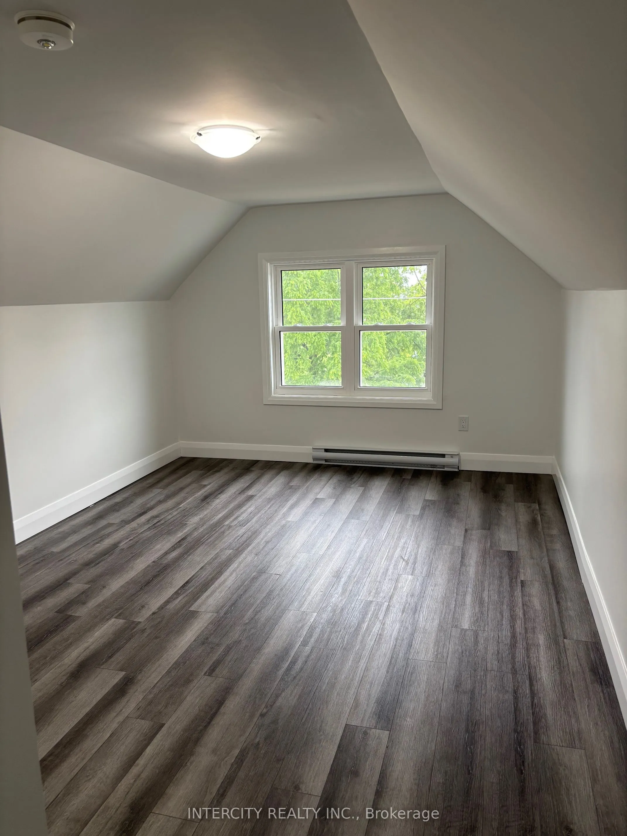 90 Coldwater Road W