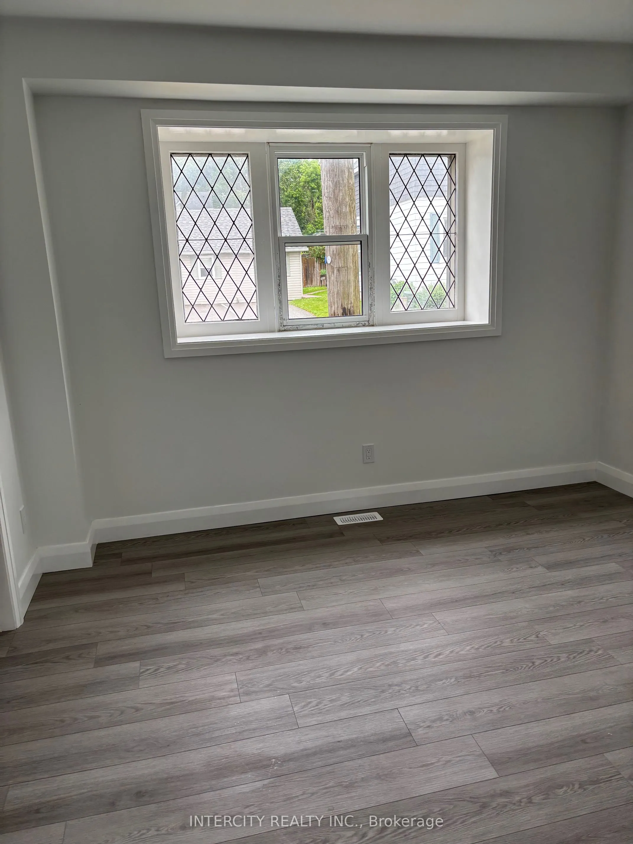 90 Coldwater Road W