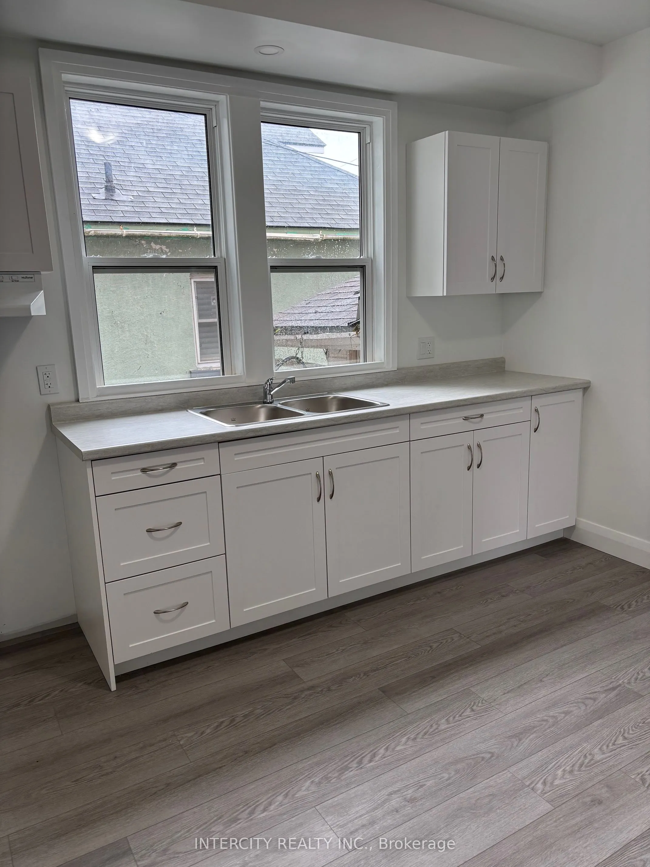 90 Coldwater Road W