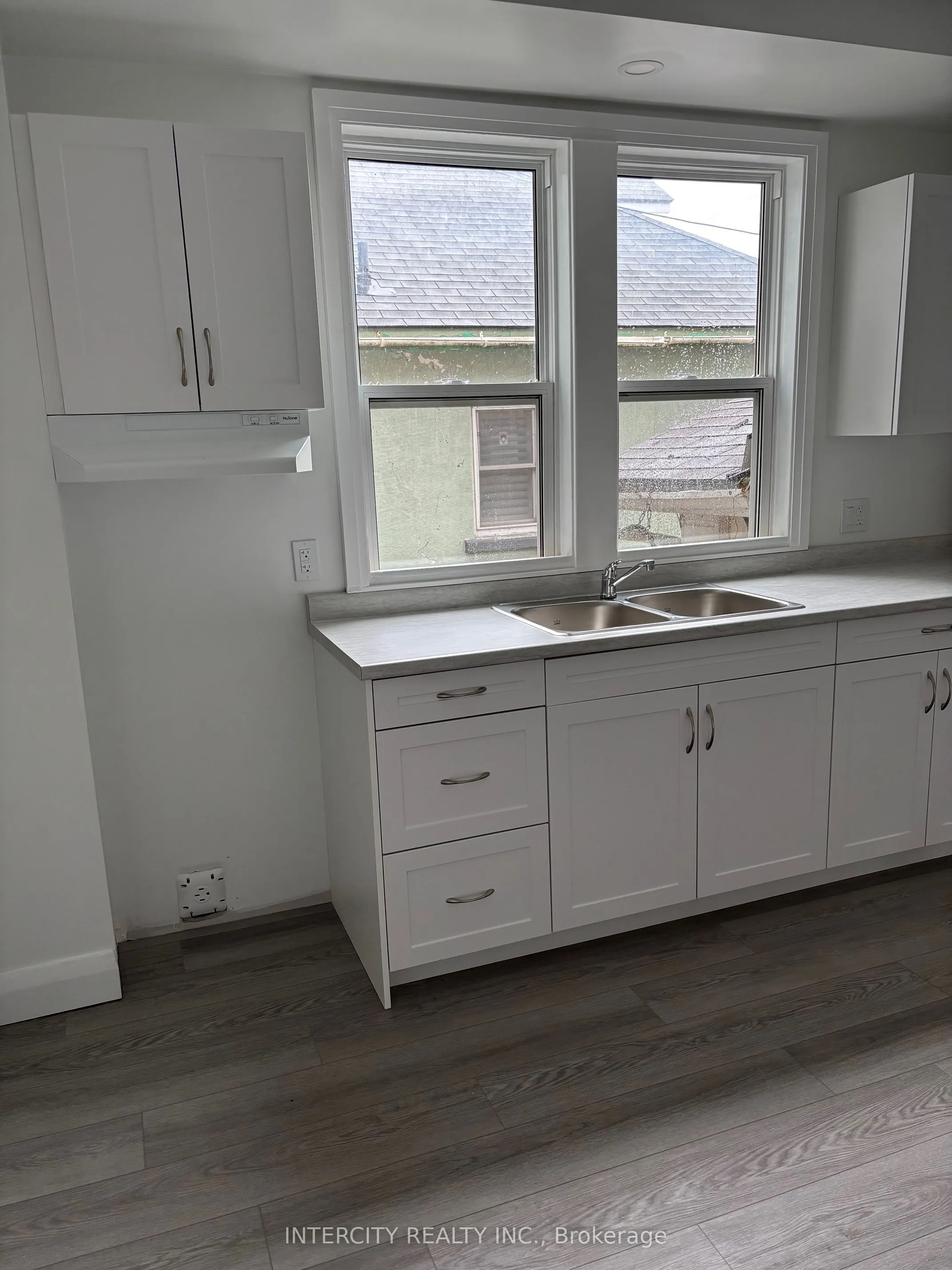 90 Coldwater Road W
