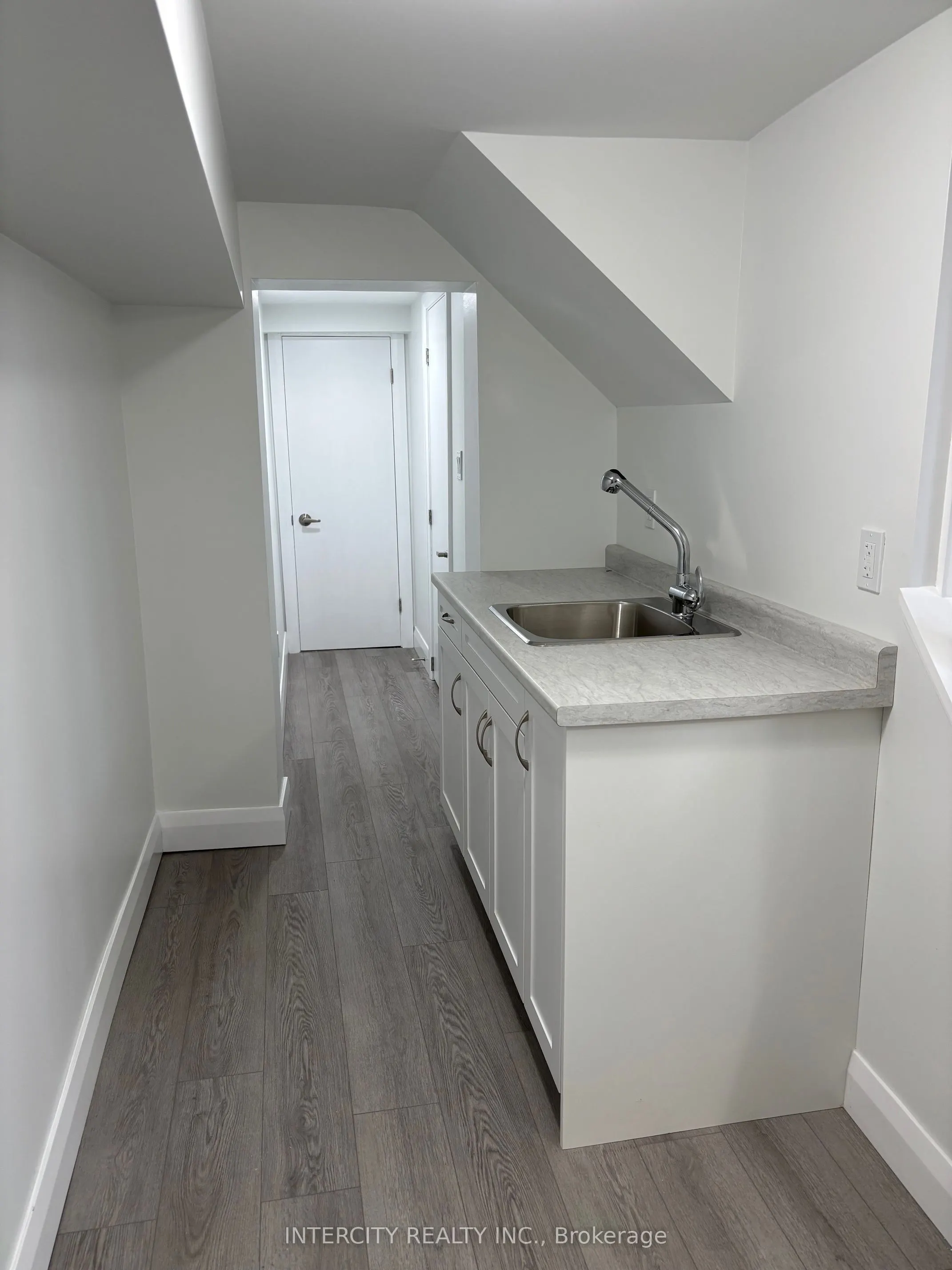 90 Coldwater Road W