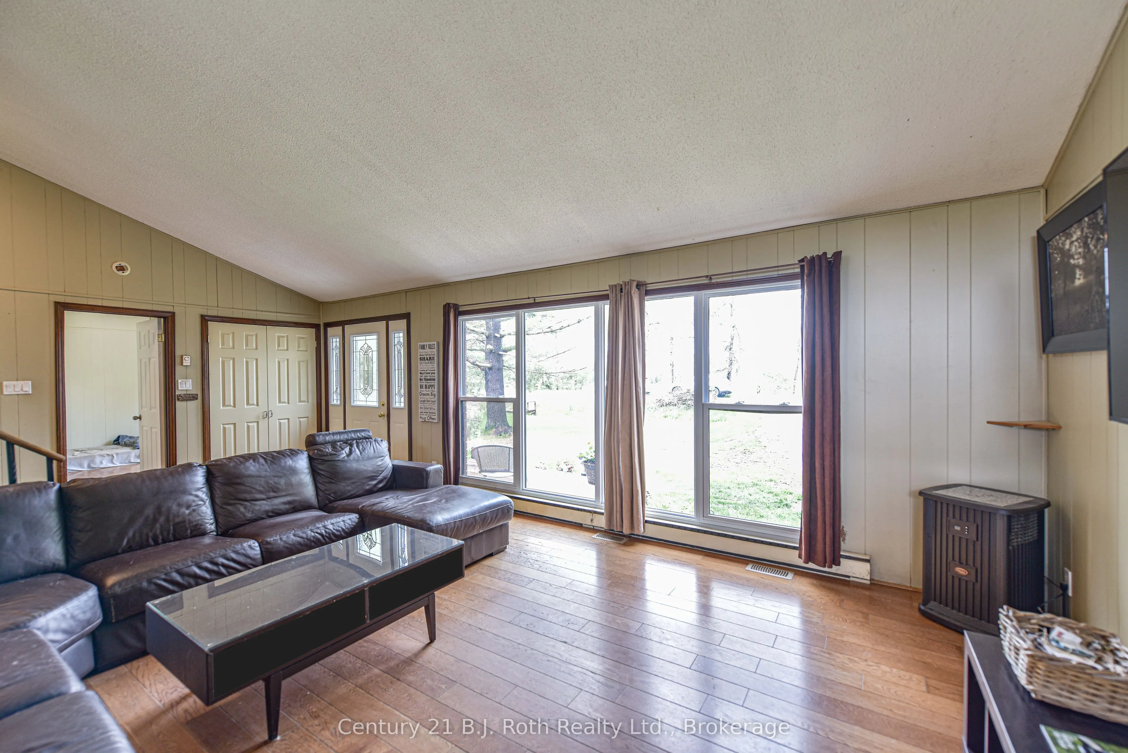 1535 15/16 Side Road E