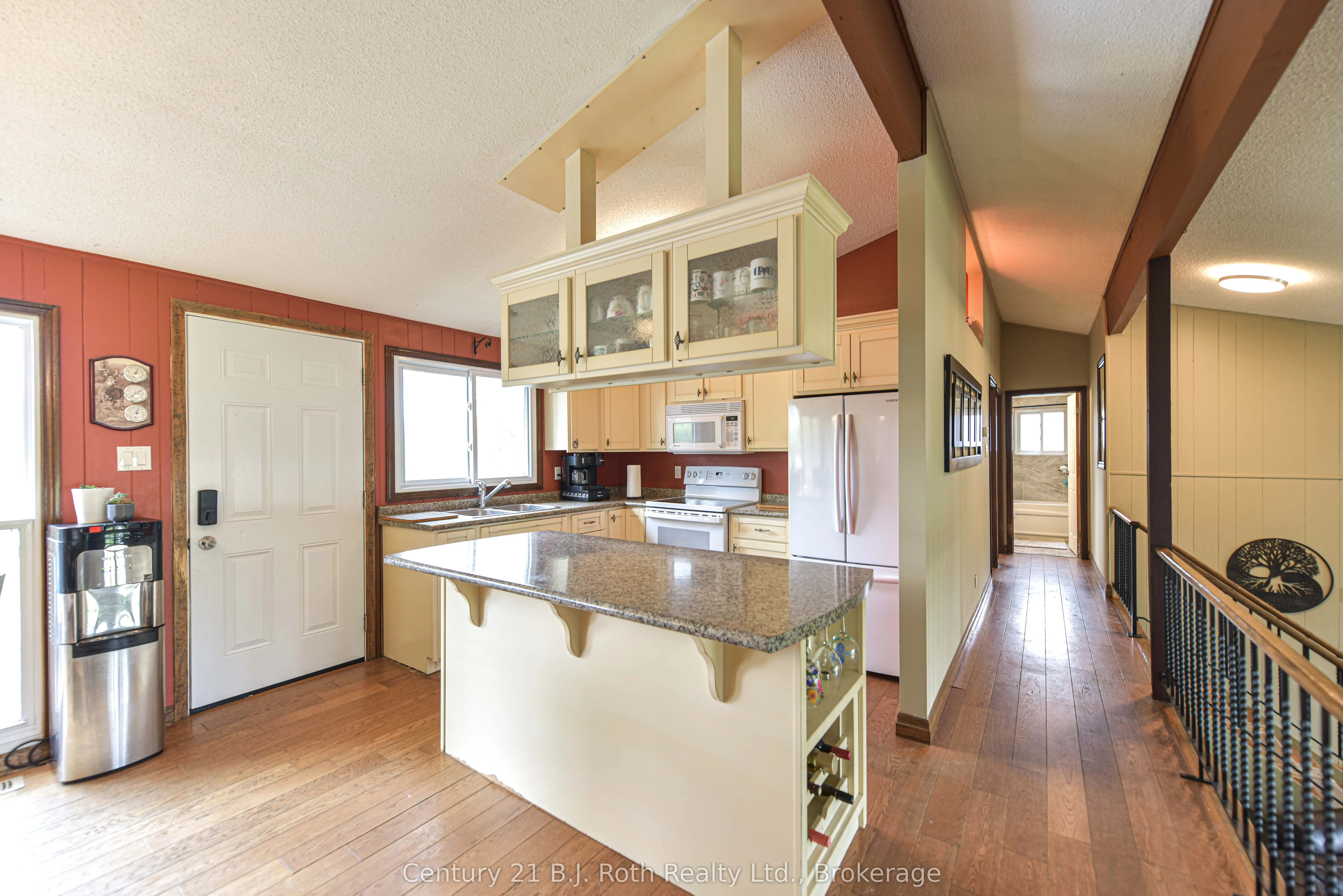 1535 15/16 Side Road E