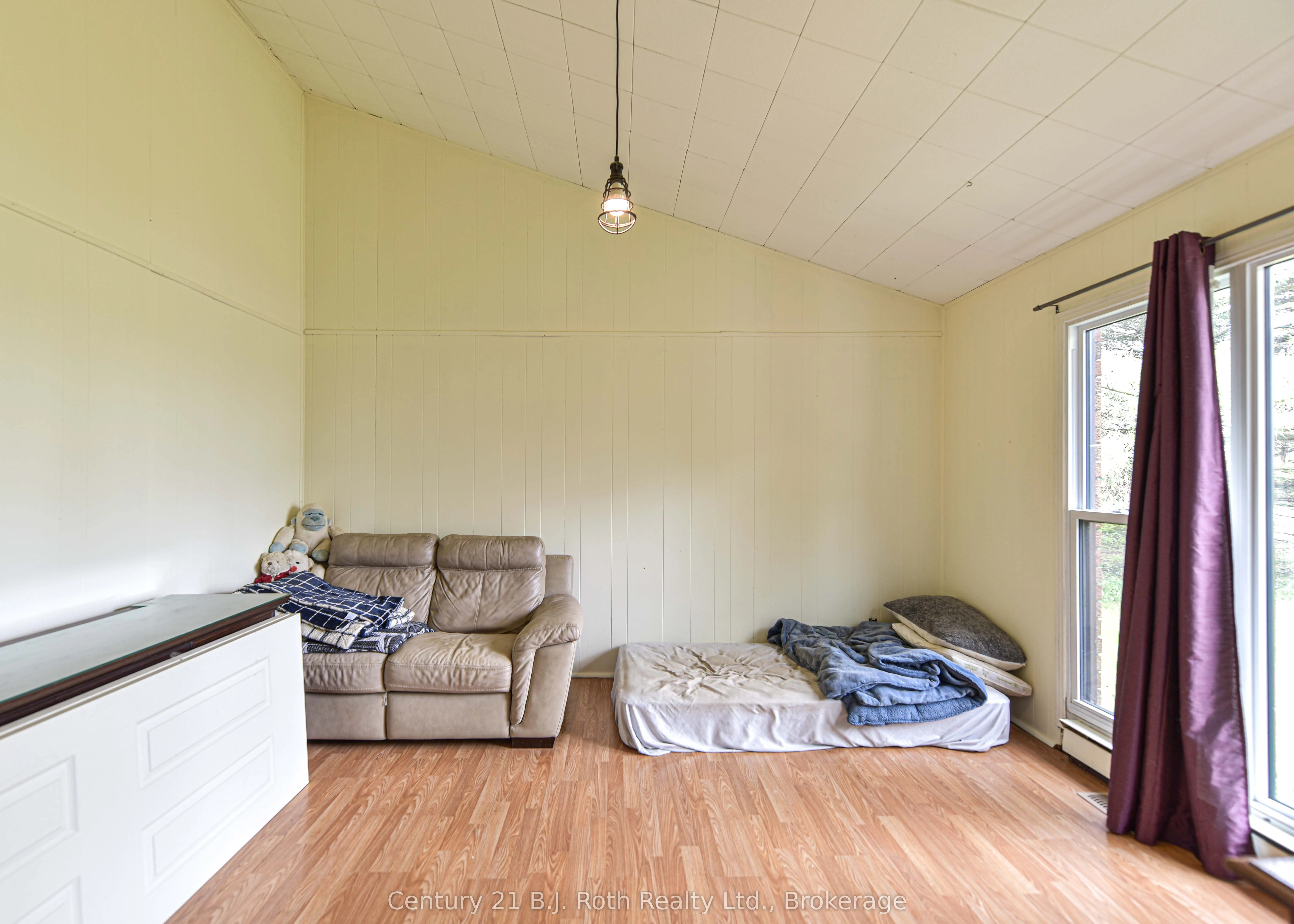 1535 15/16 Side Road E