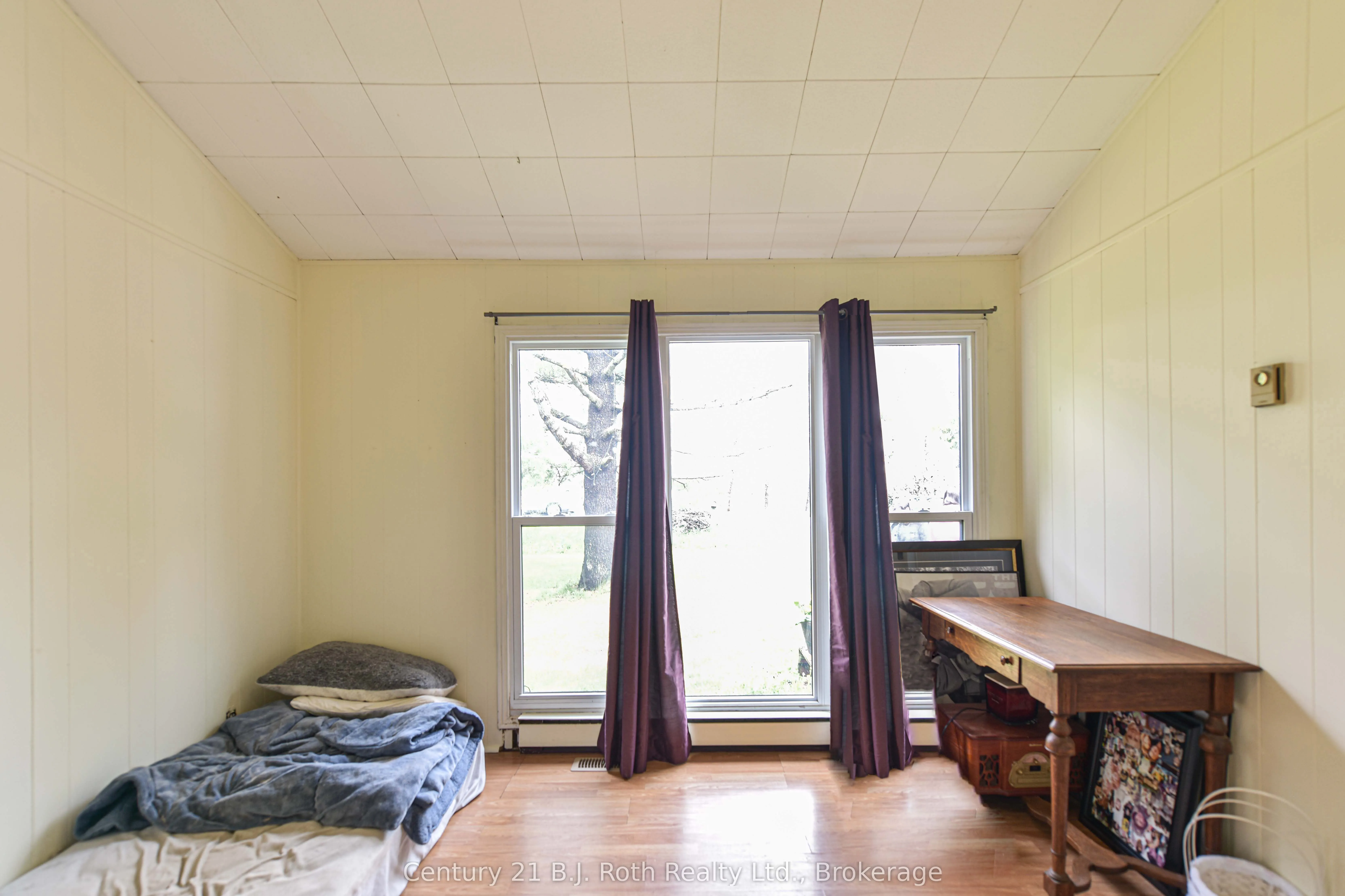 1535 15/16 Side Road E