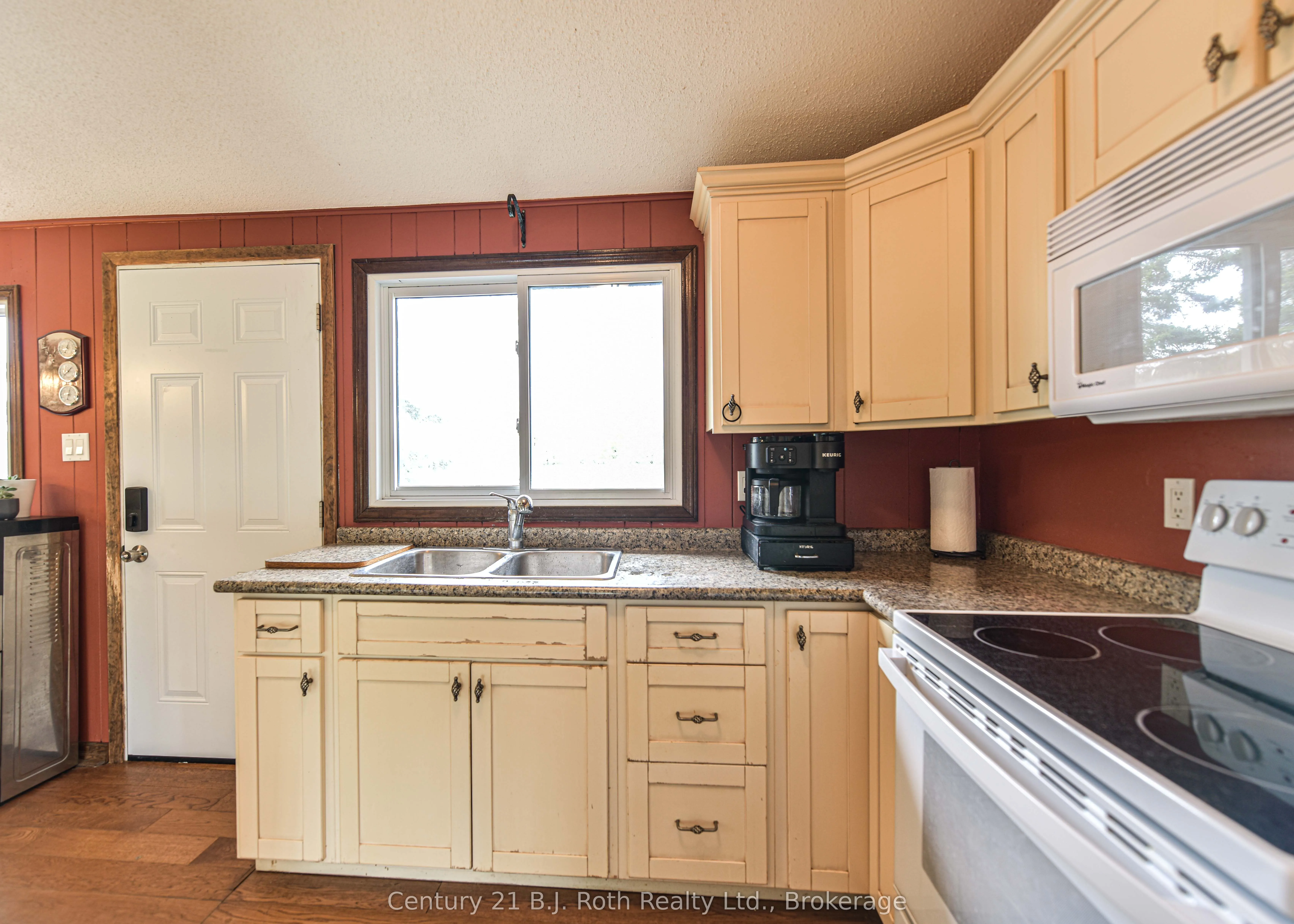 1535 15/16 Side Road E