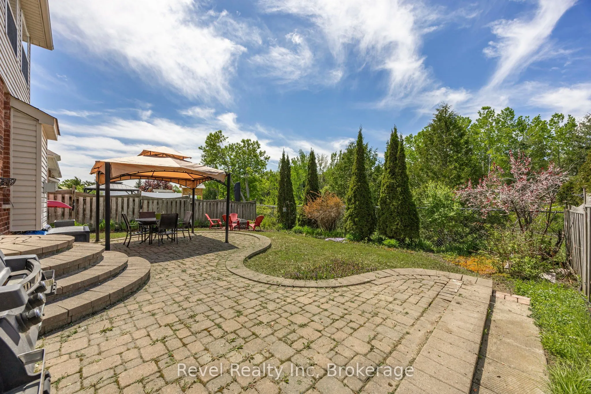 25 Lakewoods Court