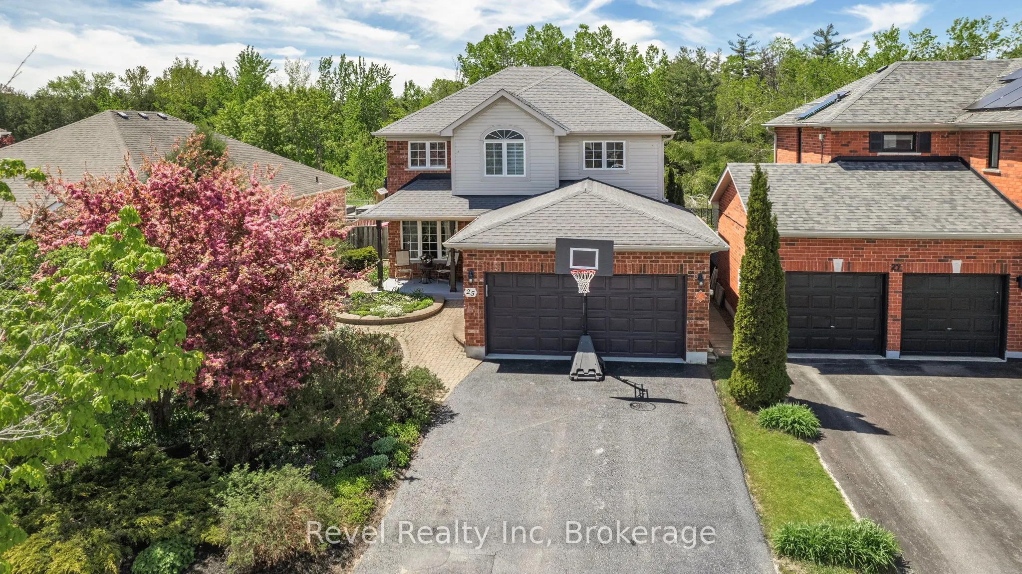 25 Lakewoods Court