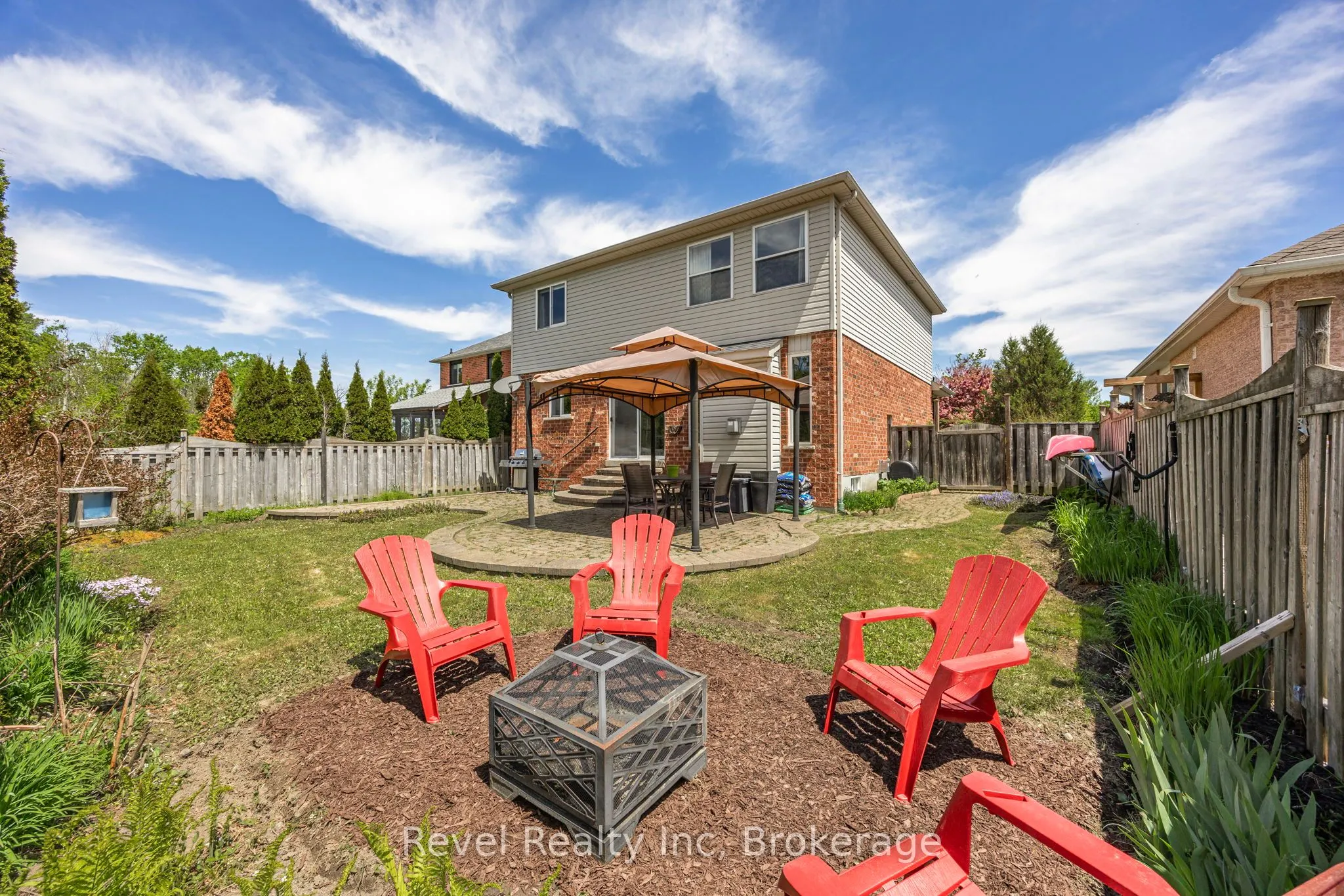 25 Lakewoods Court