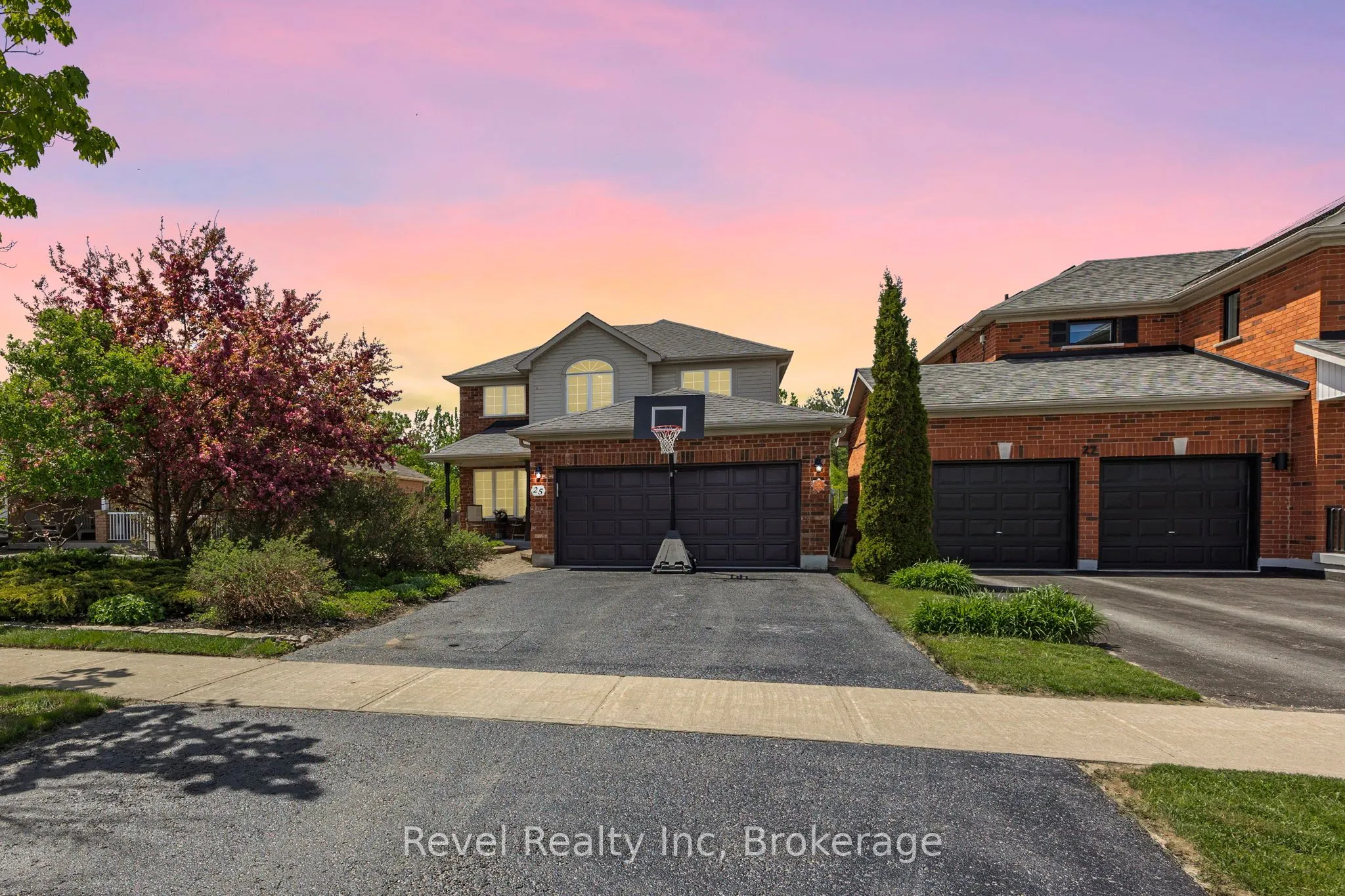 25 Lakewoods Court