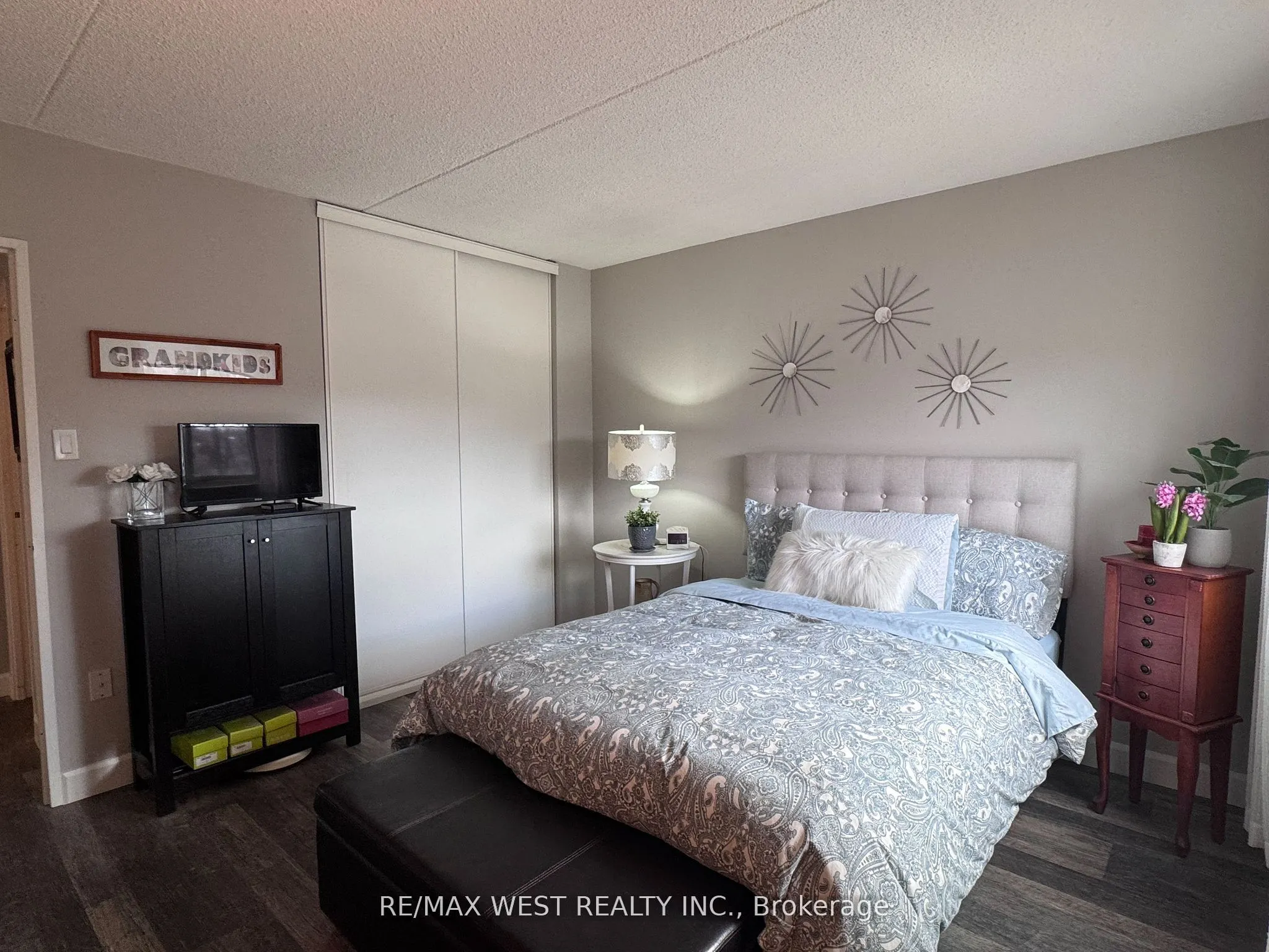 460 Ontario Street, #406