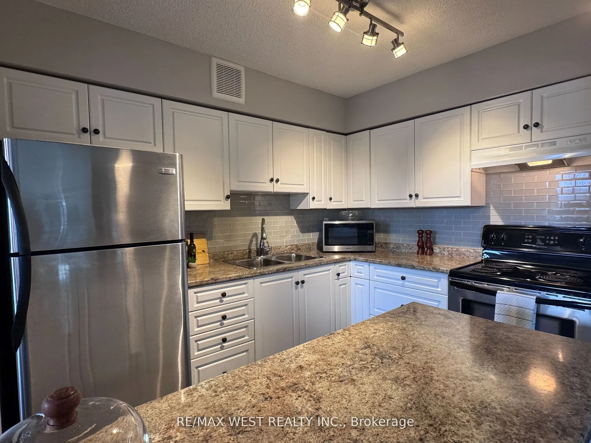 460 Ontario Street, #406