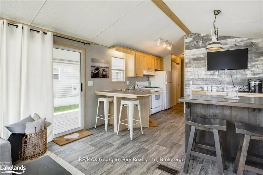 46 LAKESHORE Road