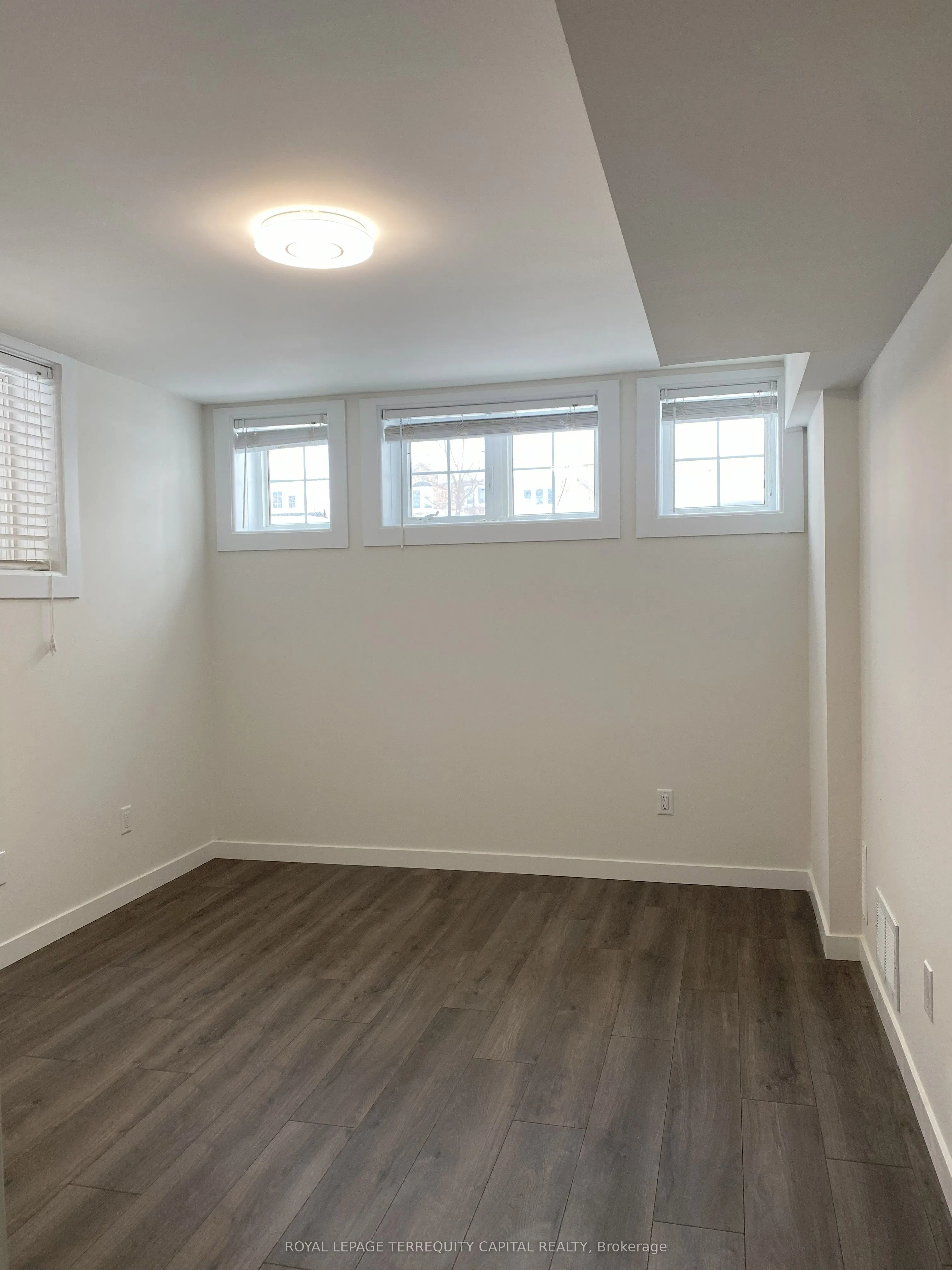 16 White Crescent, #Lower