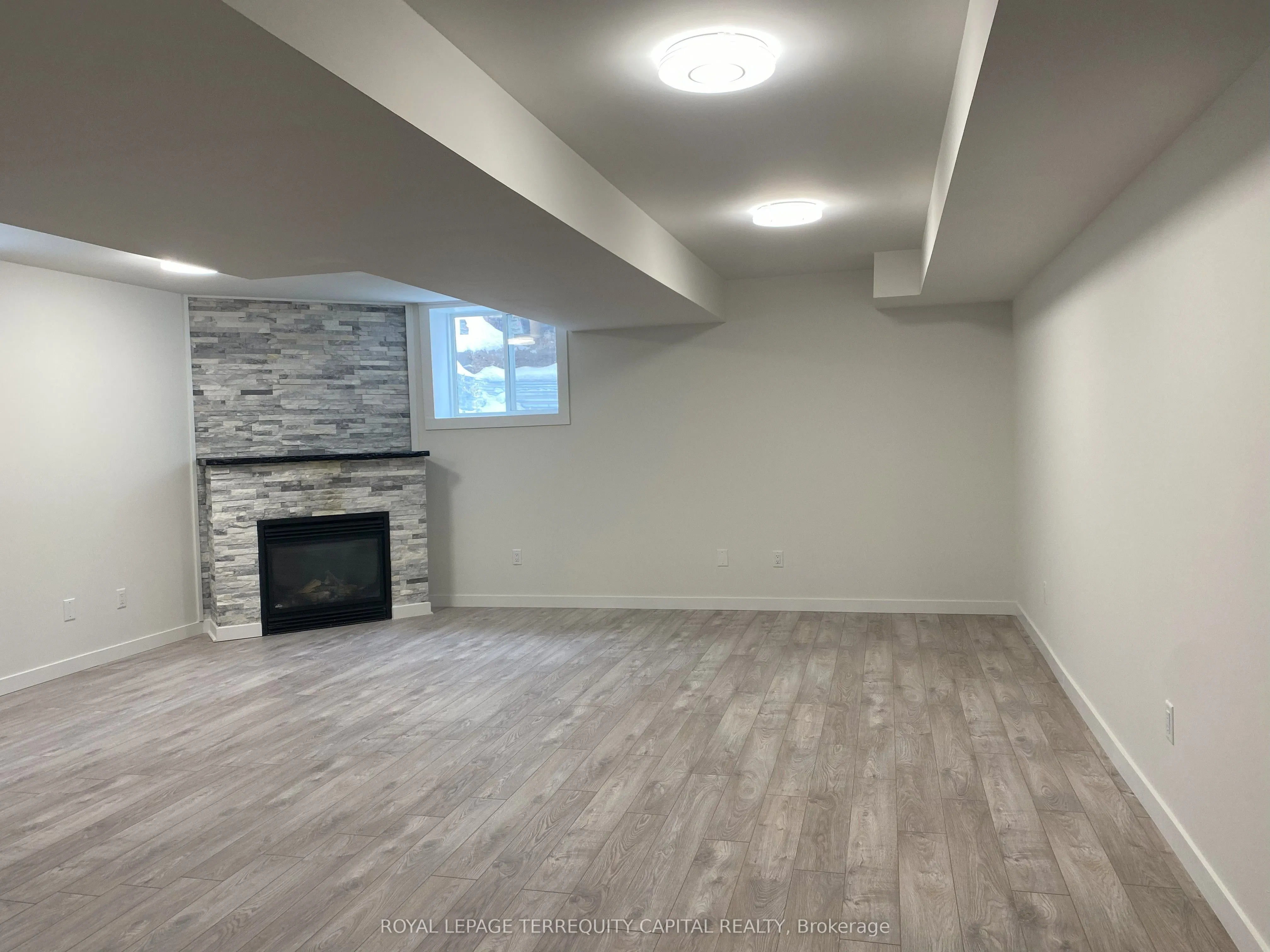 16 White Crescent, #Lower
