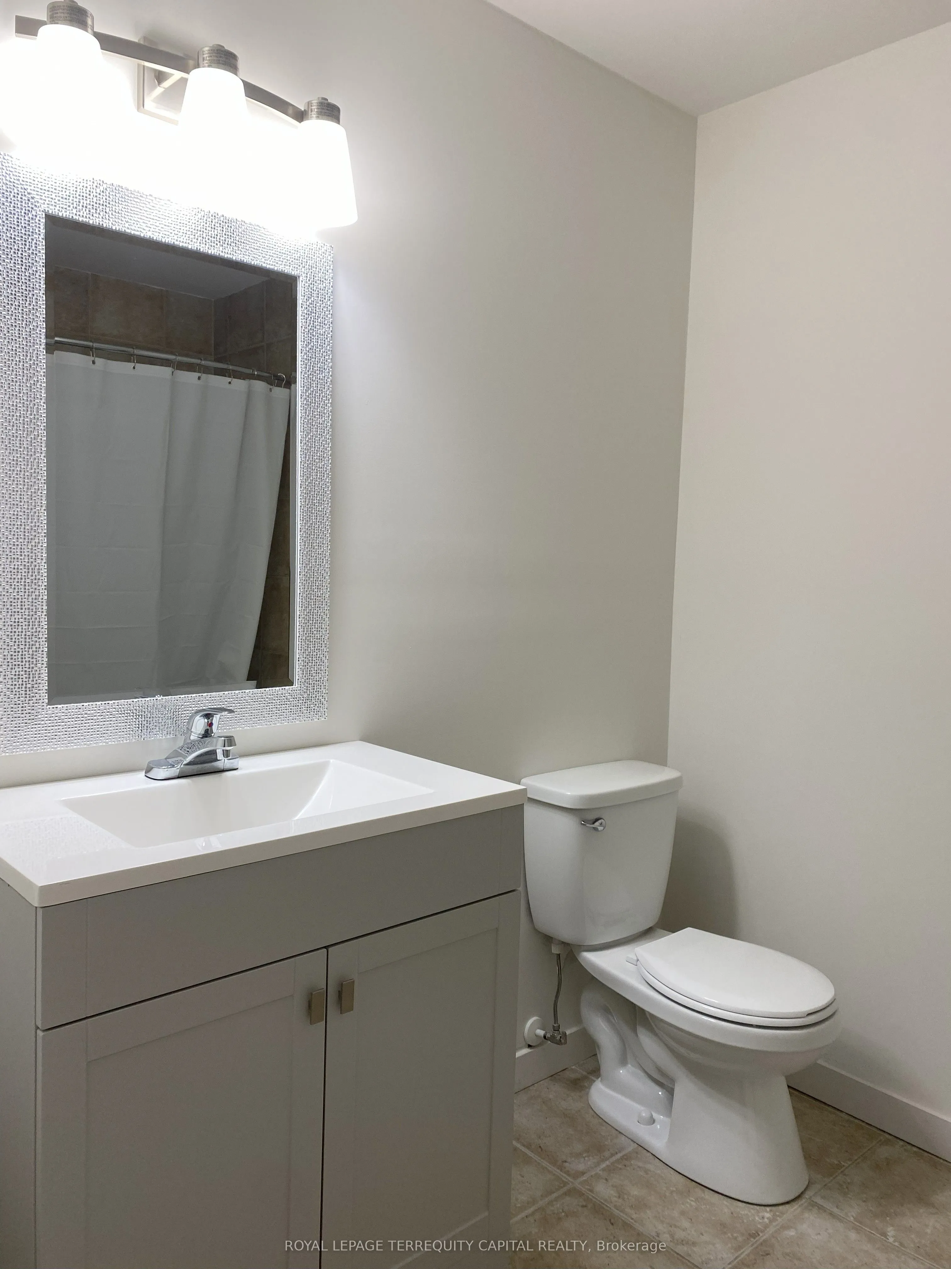 16 White Crescent, #Lower