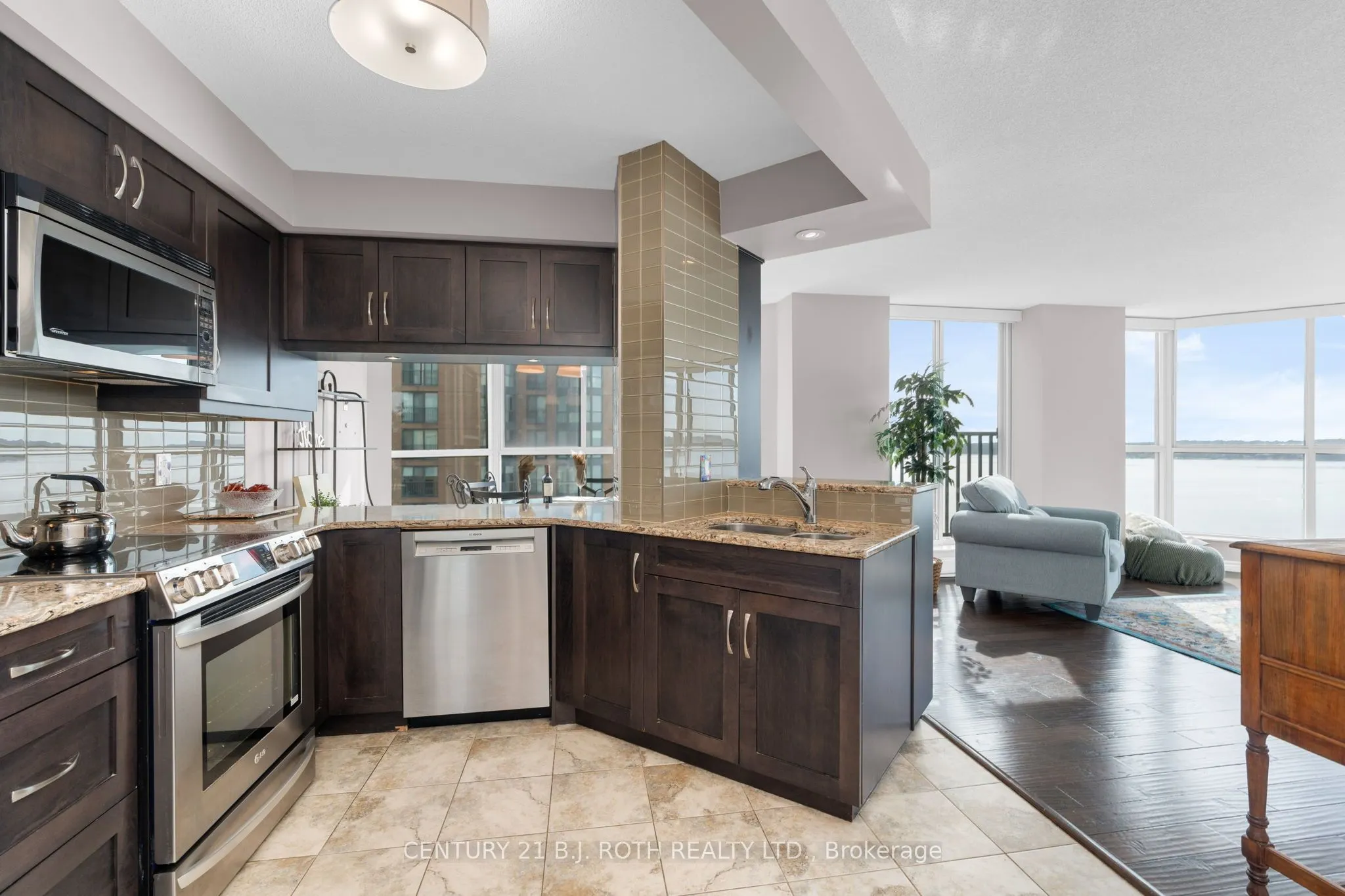 140 Dunlop Street E, #907