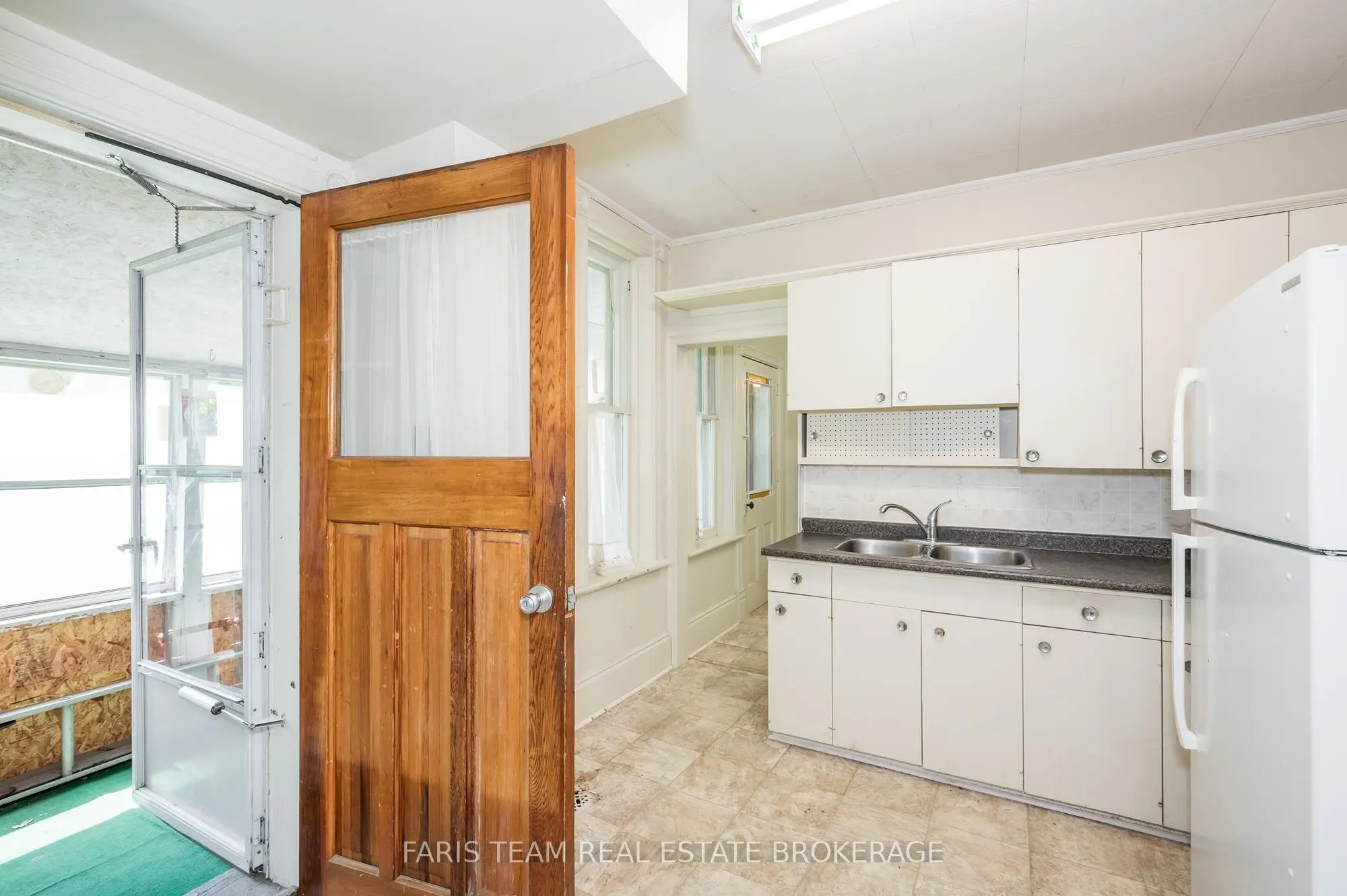 9 Borland Street E